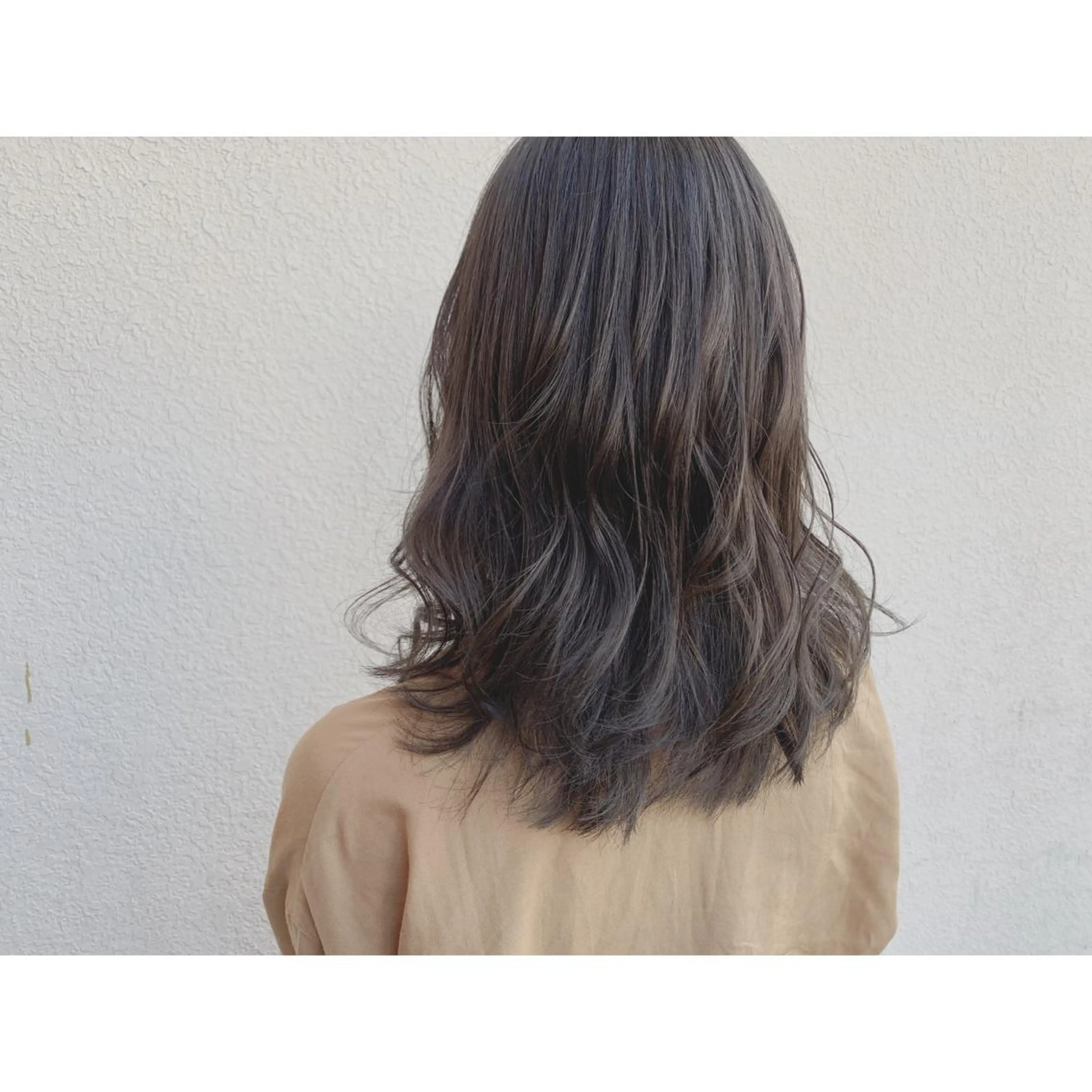 セミロング カラー アッシュ アッシュグレー ベージュカラー ハイライトカラー ハイライト なかにし まゆみのヘアスタイル