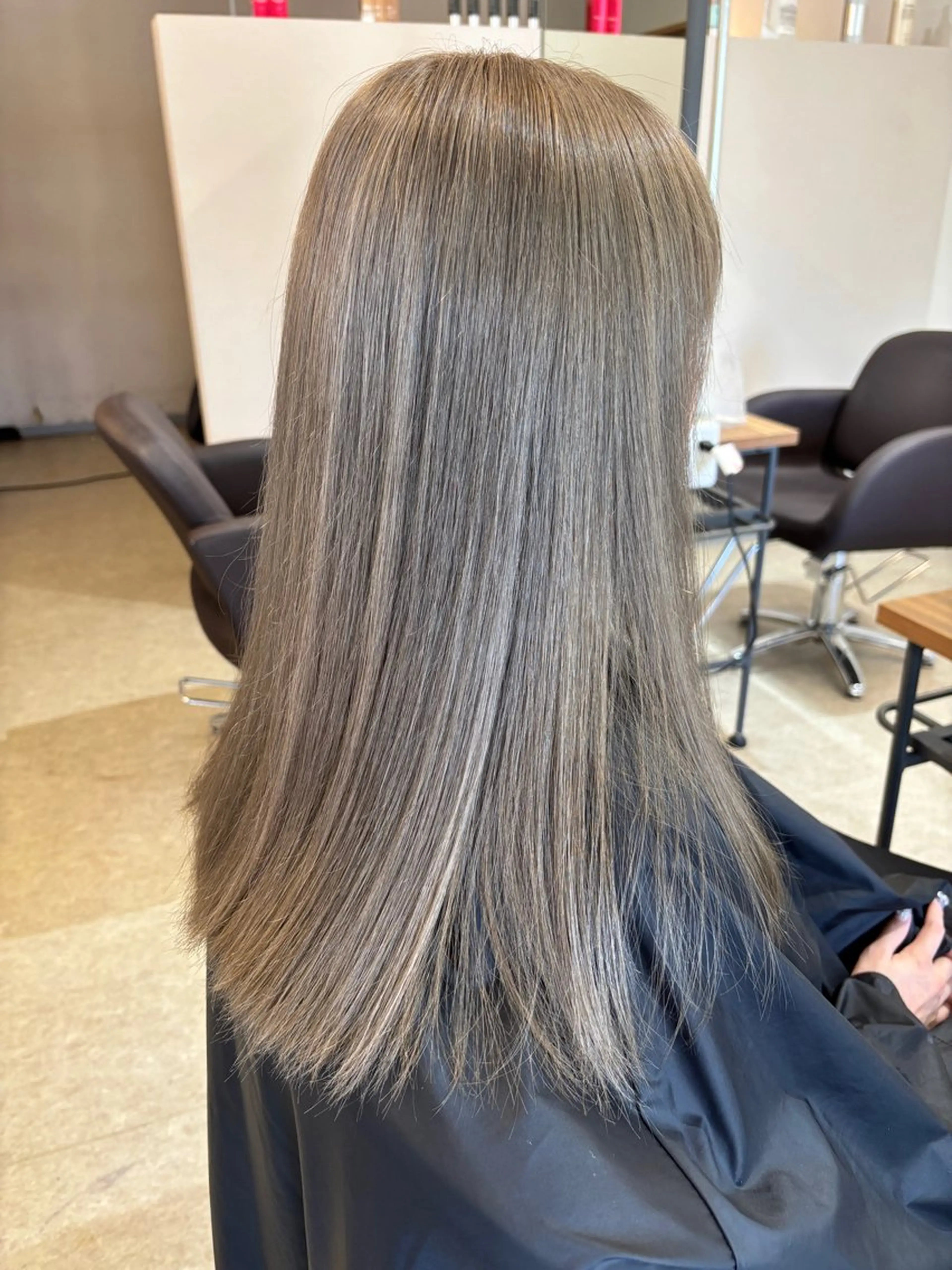 セミロング ブリーチカラー🤍 髪質改善🌟のヘアスタイル