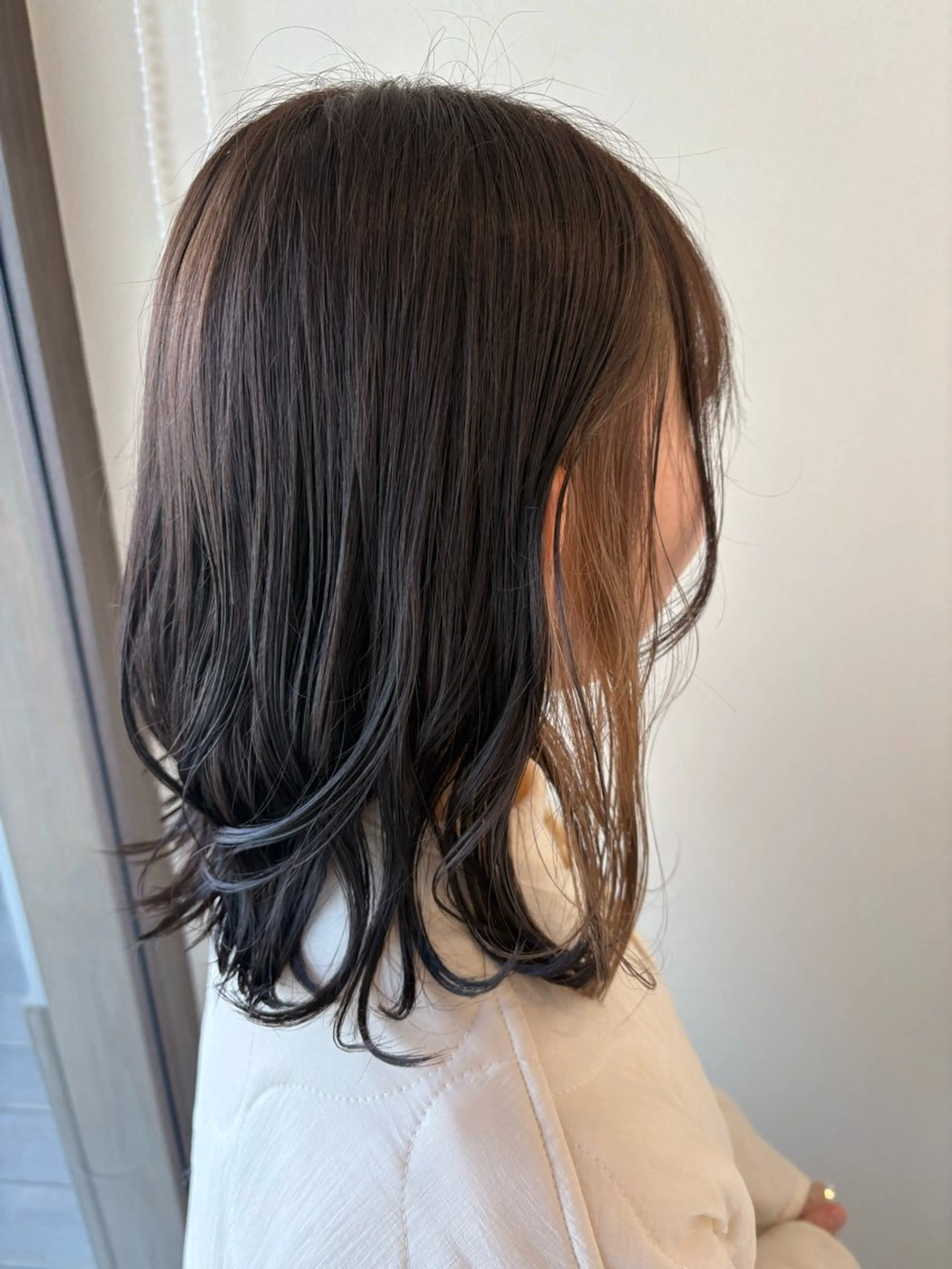 ミディアム 西田 朋華のヘアスタイル