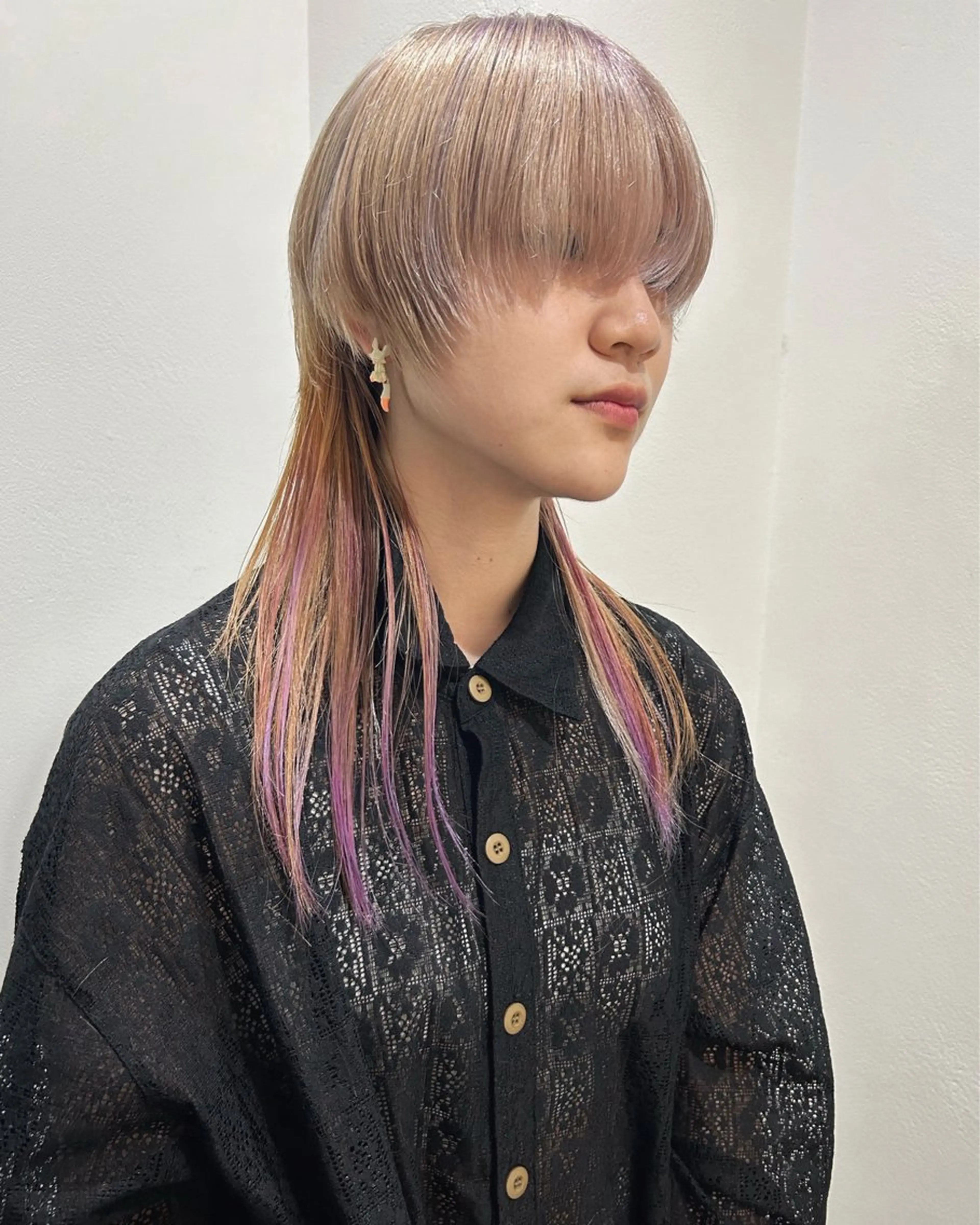 セミロング カラー パープルカラー ウルフカット カット ヘアカラー トリートメント Loom.所属・村上雅人 ナチュラルモードのヘアスタイル