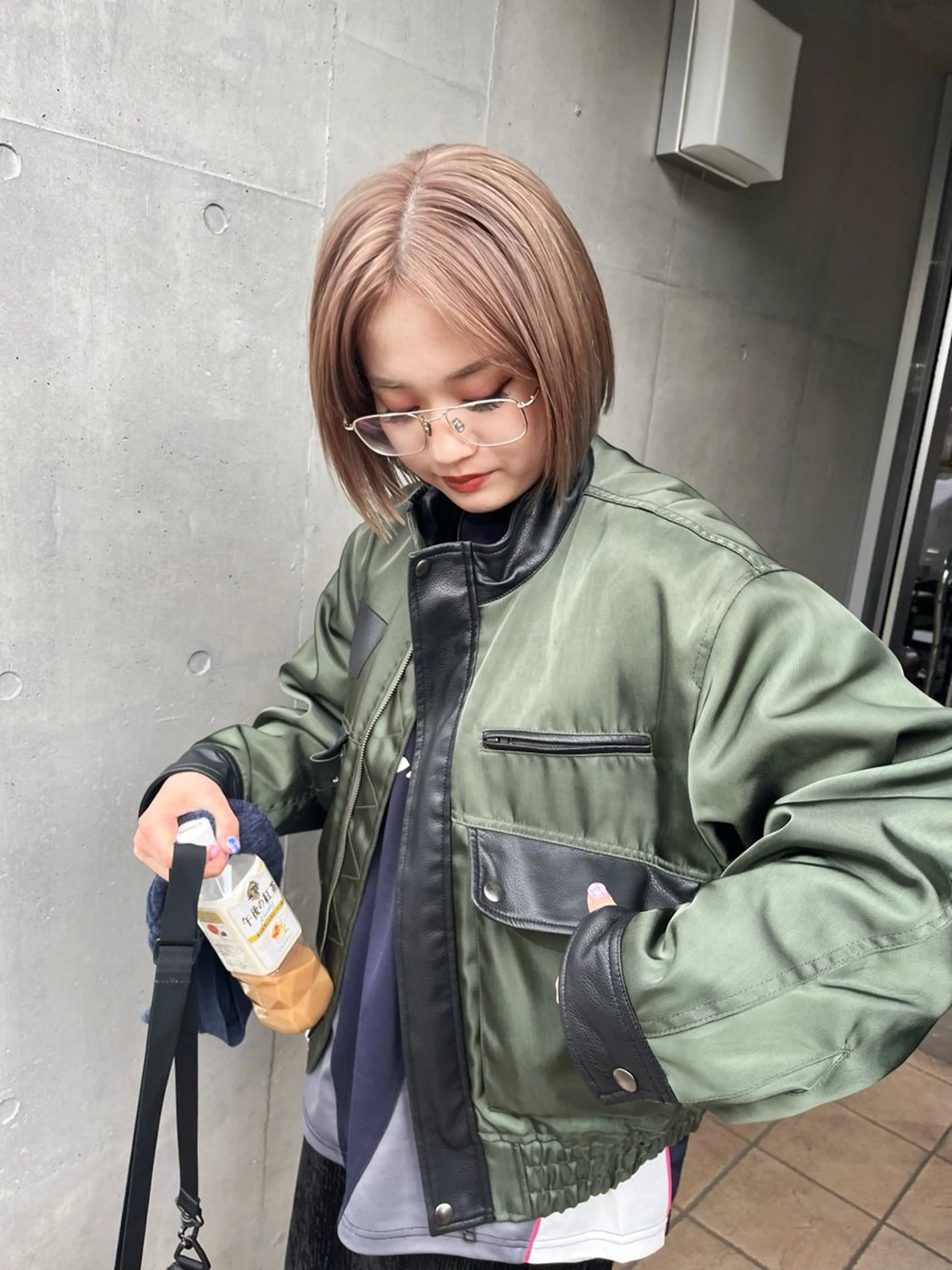 ショート カラー ベージュカラー グレージュ ミルクティーベージュ カット ヘアカラー トリートメント ミルクティーベージュ ブリーチ 店長 清水のヘアスタイル