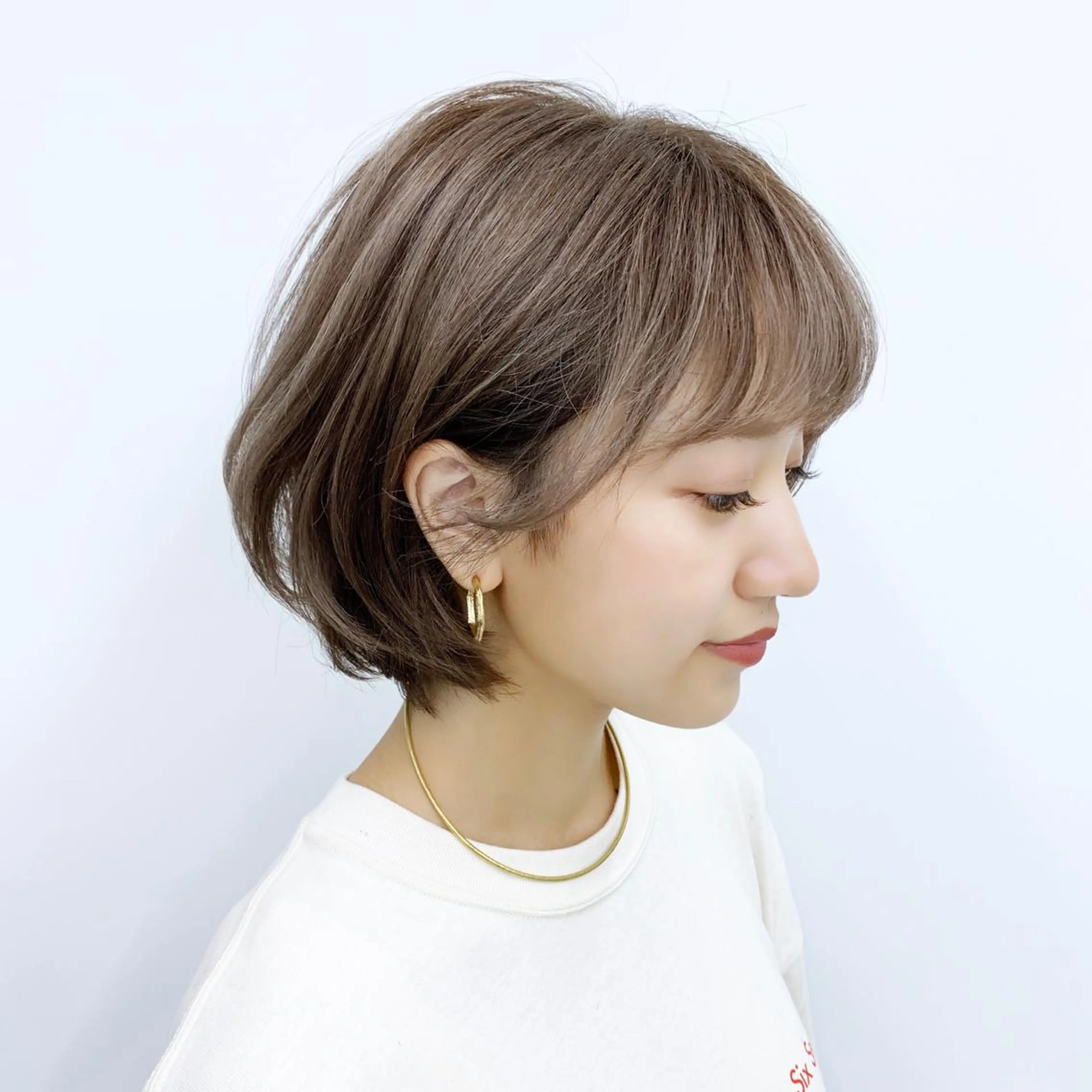 ミディアム オチ ハナのヘアスタイル