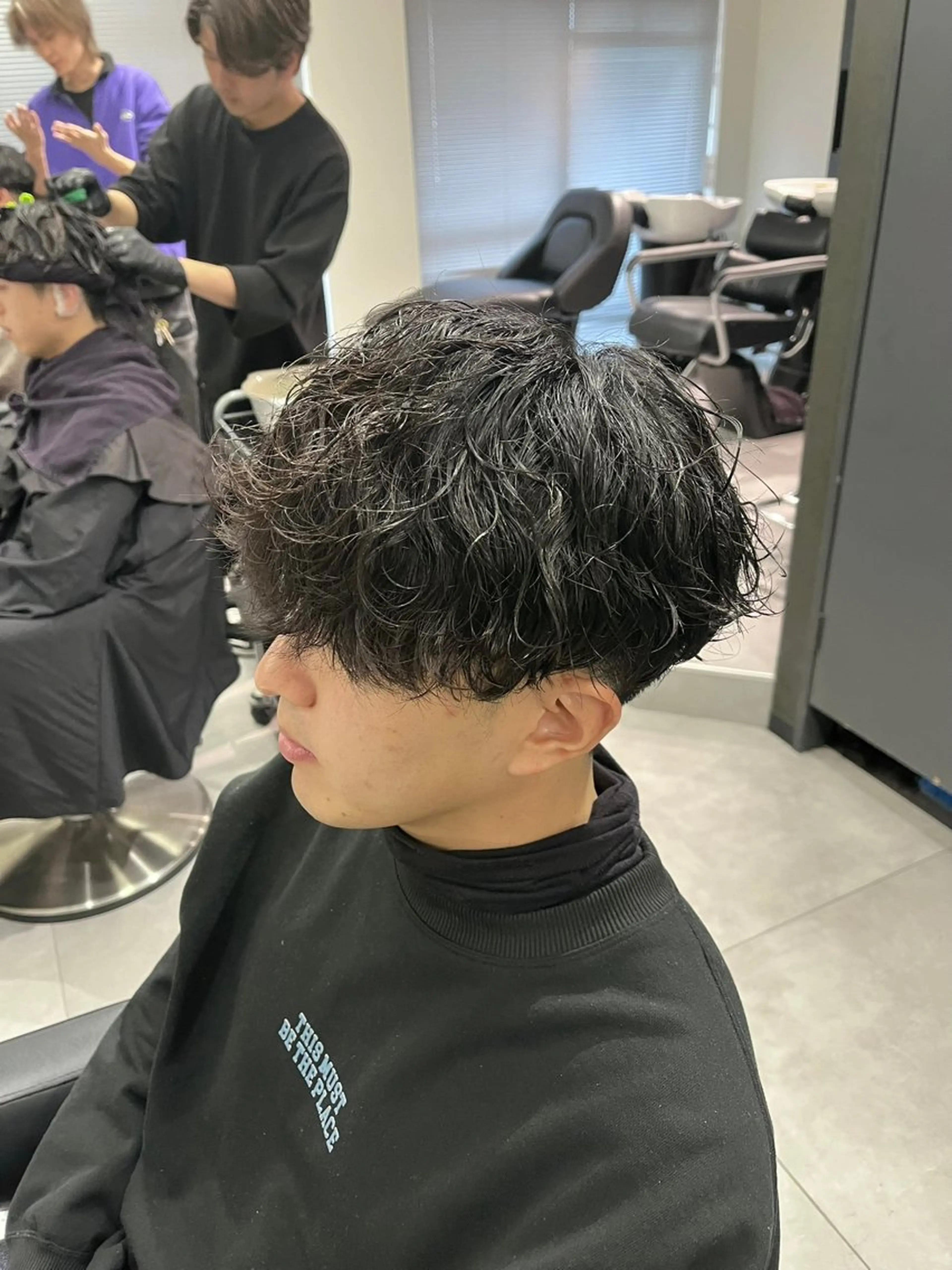 ミディアム パーマ メンズ ミディアムパーマ マッシュ メンズパーマ 波巻きパーマ カット パーマ 🐦‍🔥フェザーパ ーマ🐦‍🔥きるやのヘアスタイル