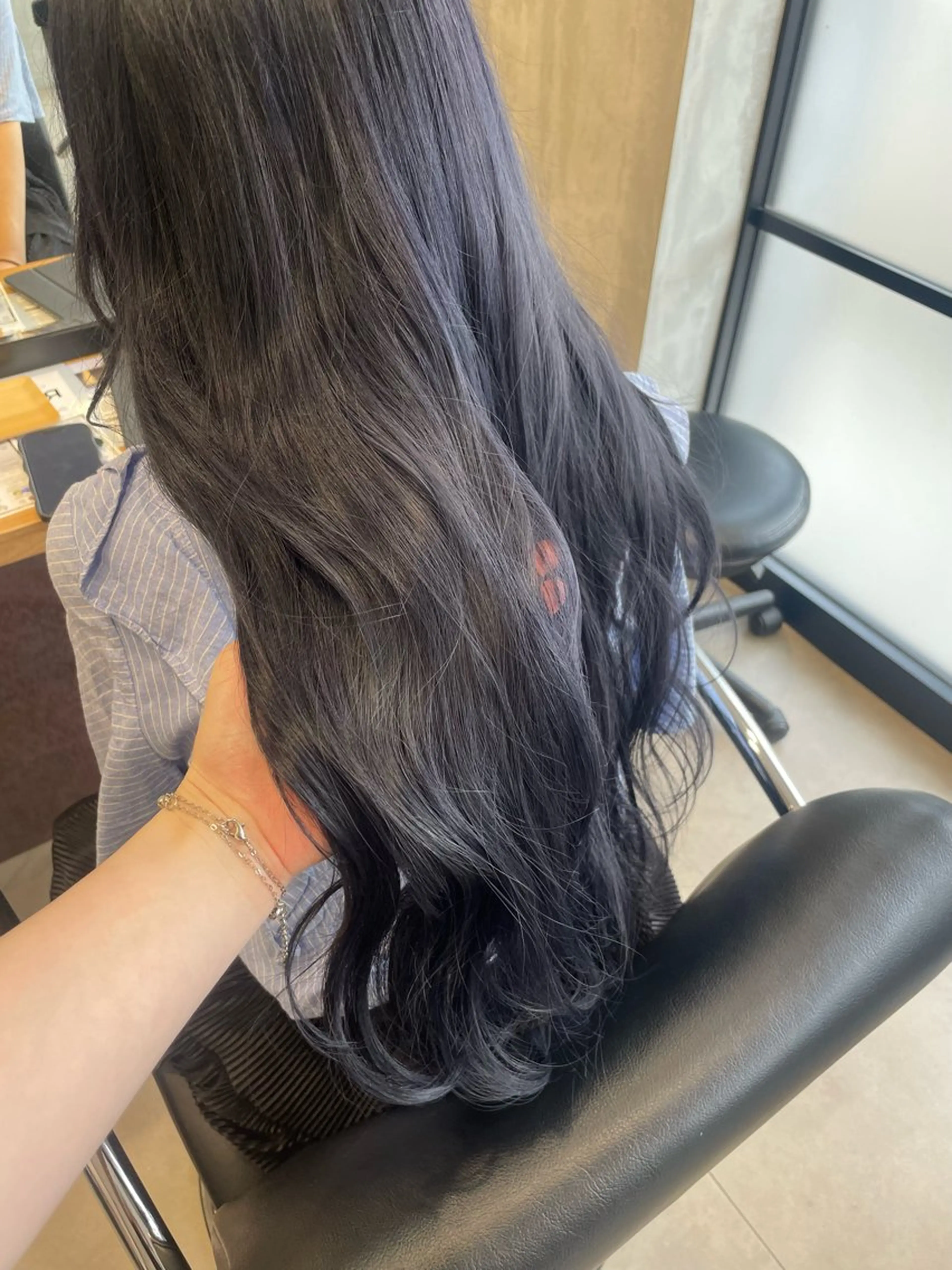 ロング カラー 黒髪 ブルーカラー ブルーブラック ヘアカラー 佐藤 由依/透明感カラーのヘアスタイル