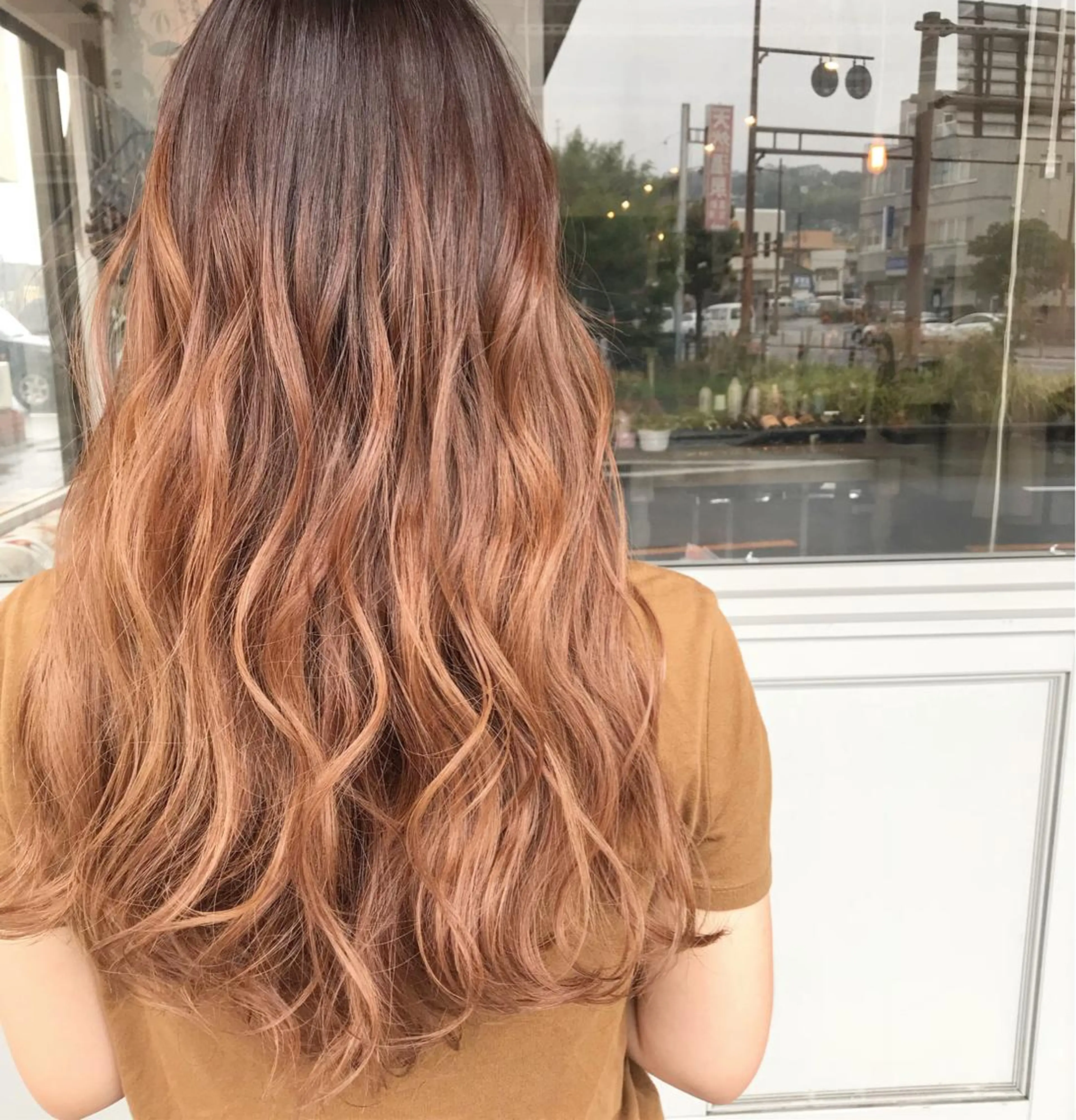 セミロング カラー ヘアアレンジ お団子ヘア 切りっぱなしボブ バレイヤージュ ブリーチ グラデーションカラー Mariana/ 鶴原-ハイライトのヘアスタイル