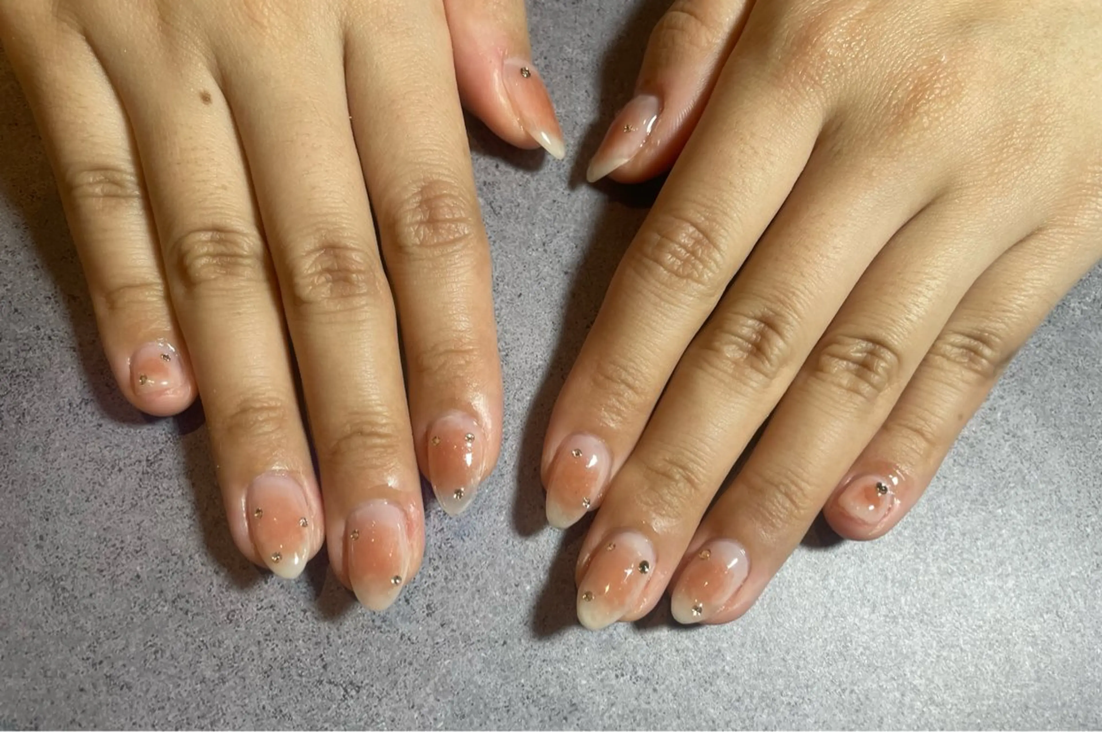 チークネイル💅秋色カラー🩷ストーン乗せ!の写真