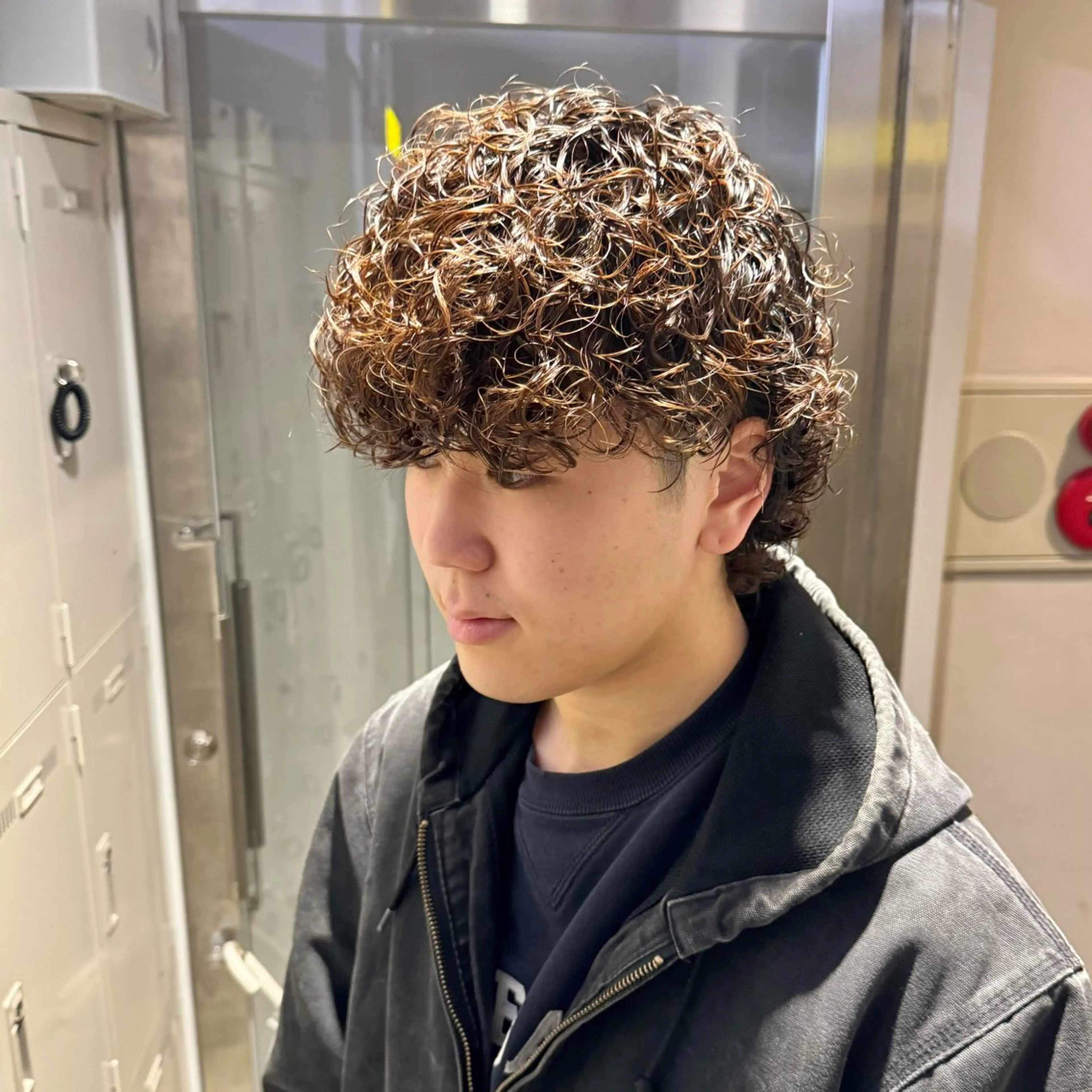 ミディアム パーマ ヘアアレンジ メンズ ミディアムパーマ メンズパーマ プードルパーマ メンズウルフカット ウルフカット 顔まわりカット の達人のヘアスタイル