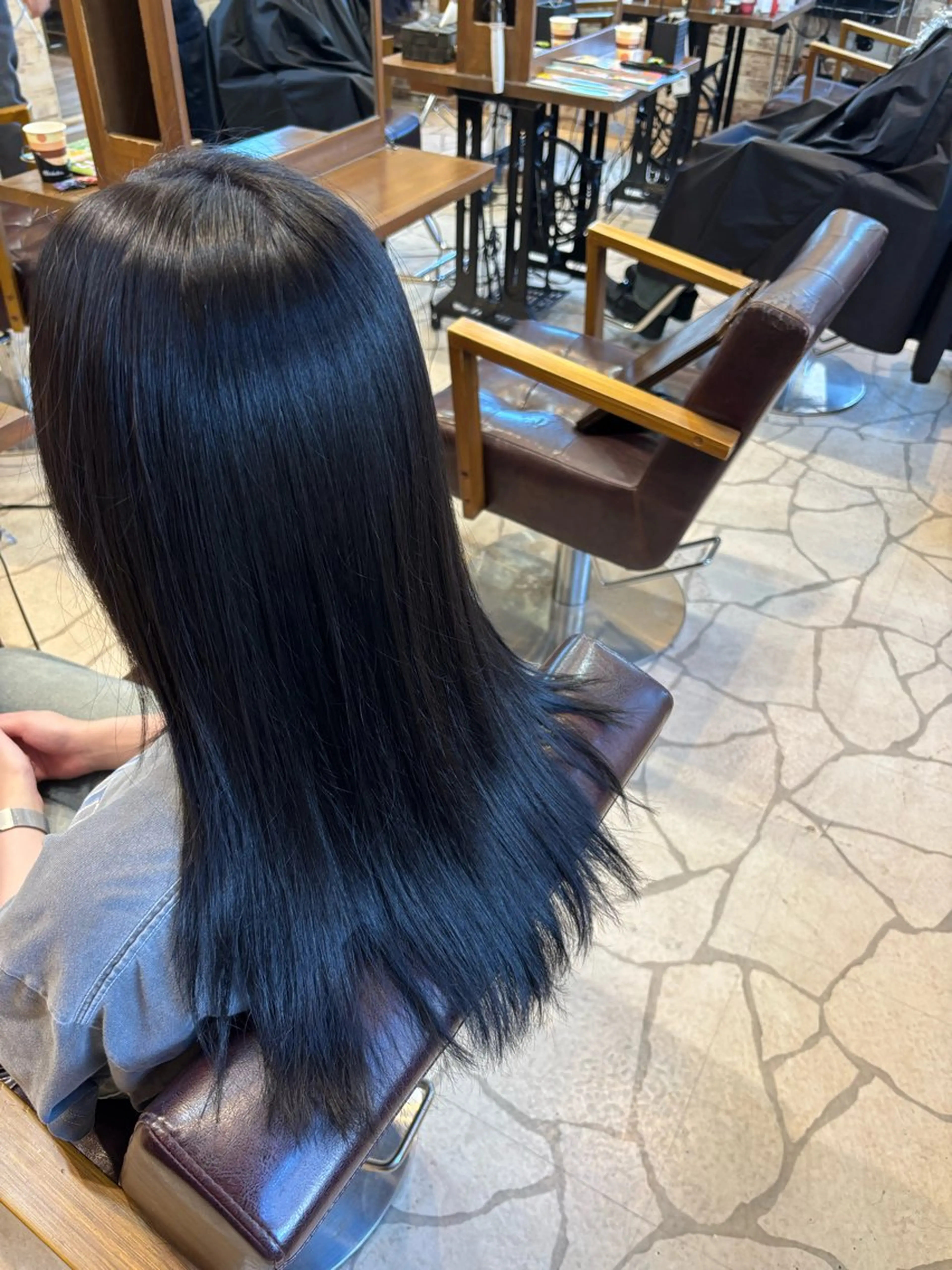 カラー 黒髪 ブルーカラー ブルーブラック ヘアカラー 伊藤 音羽のヘアスタイル