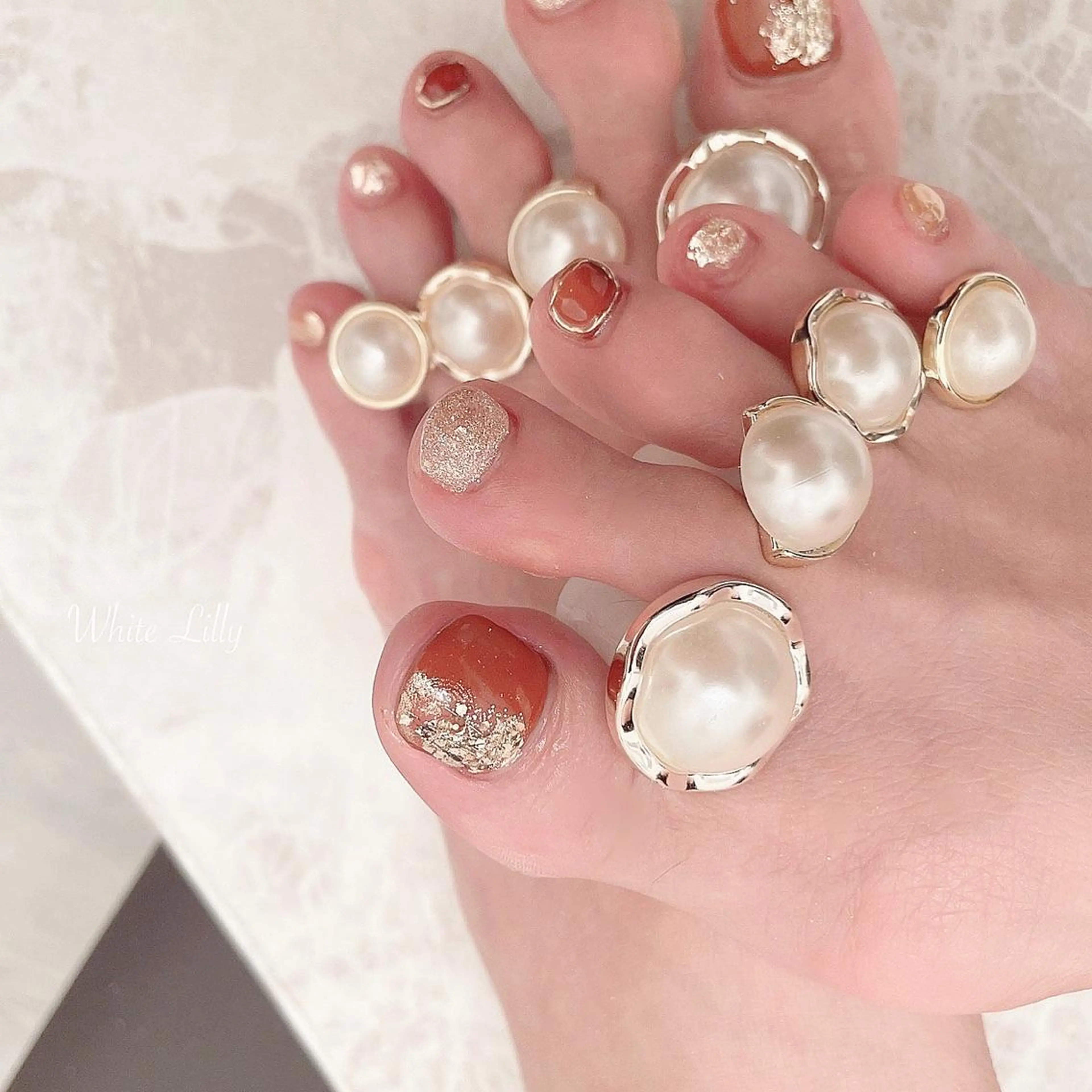 ネイル キラキラネイル ラメ(グリッター) ミラーネイル フットネイル White lily所属・牧田 雅世のネイルデザイン