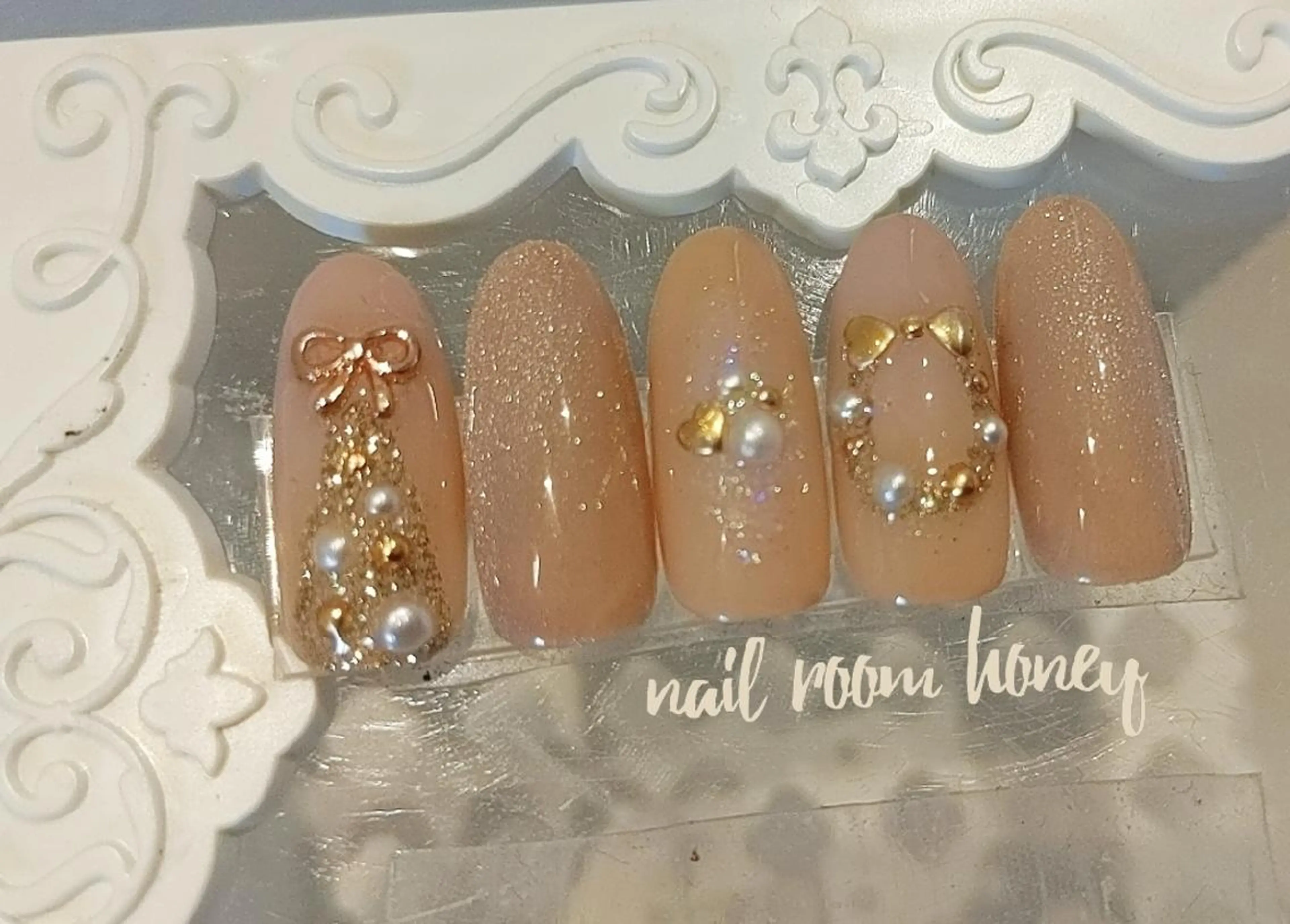 ミディアム ネイル クリスマス ゴールド 冬ネイル クリスマス nail room  honeyのネイルデザイン