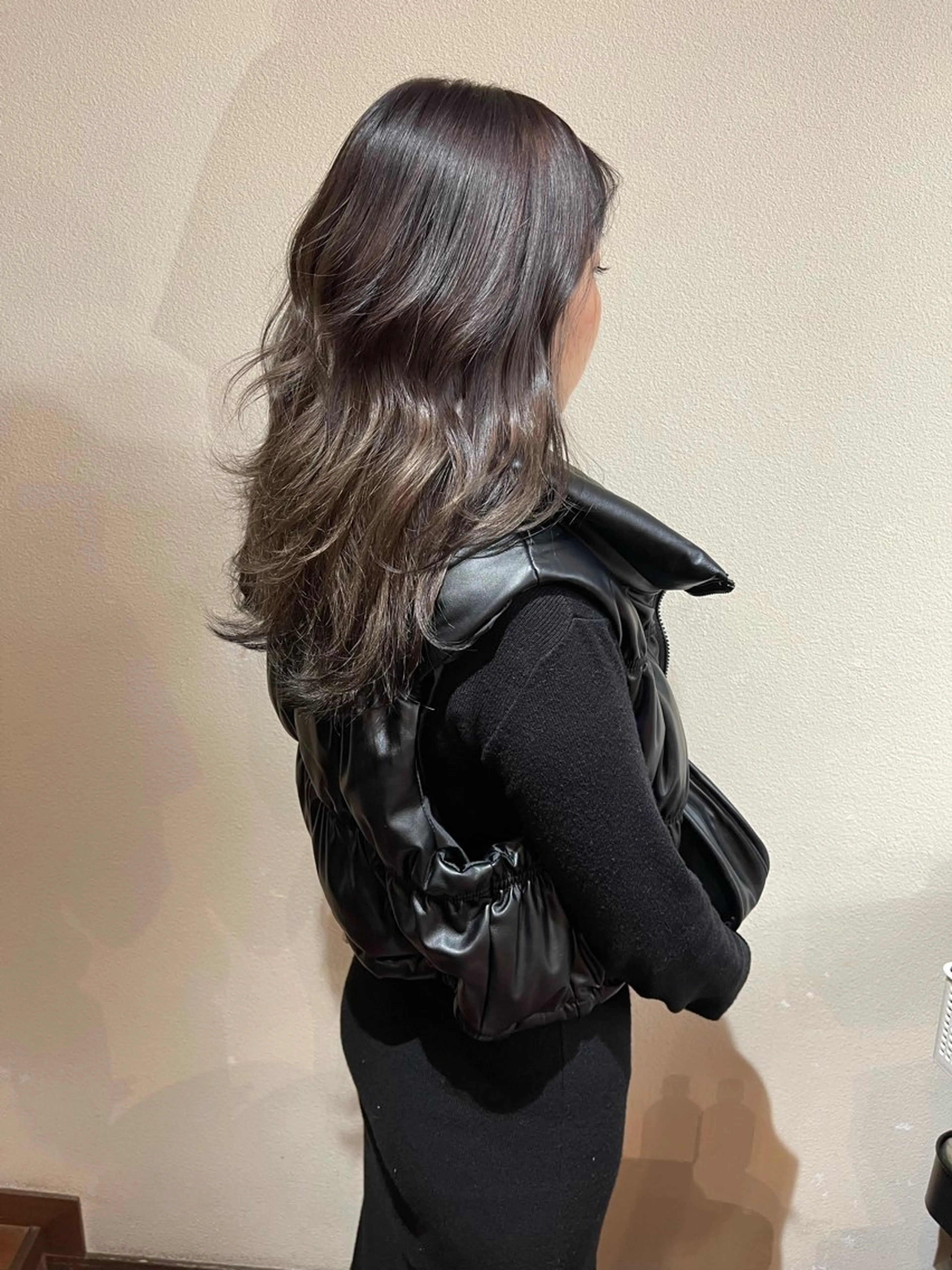 ミディアム カラー ダークグレー カット ヘアカラー トリートメント 髪質改善ｶﾗｰ ｹｱﾌﾞﾘｰﾁ/ﾀﾑのヘアスタイル