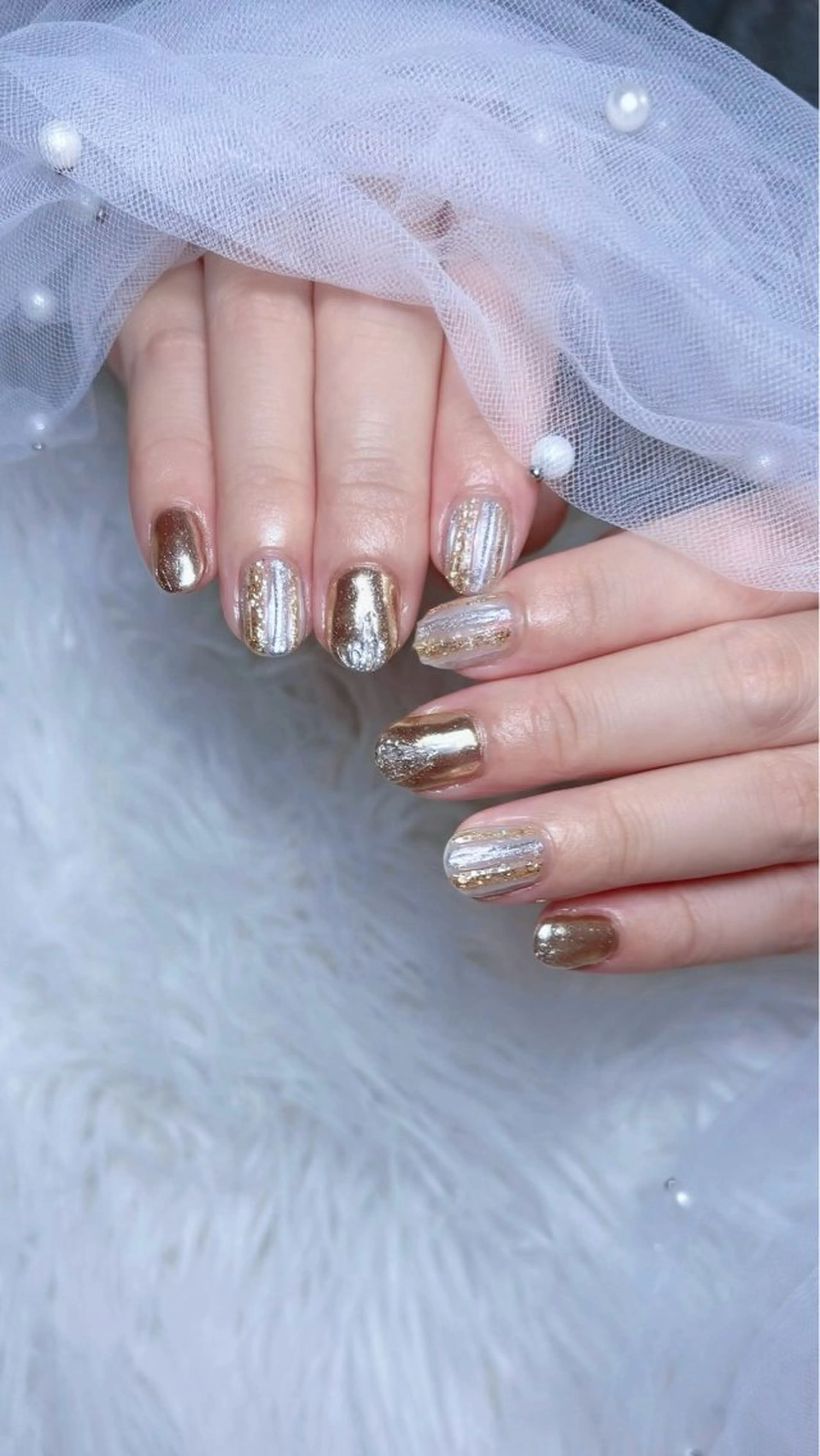 ネイル ゴールド キラキラネイル ミラーネイル ニュアンスネイル ハンドネイル 𝑬𝑹𝑰𝑲𝑨 𓂃🎀𓈒𓏸のネイルデザイン