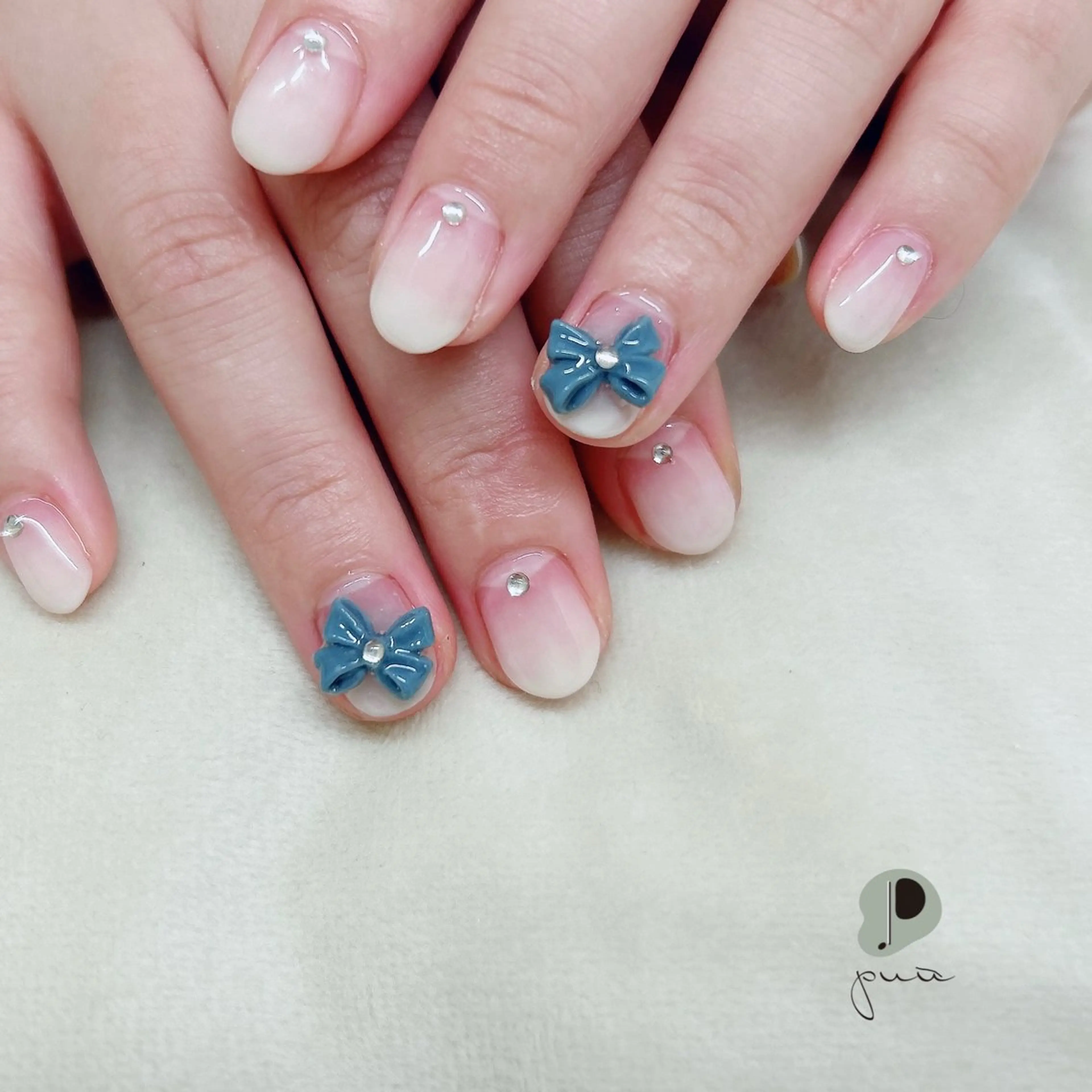 ネイル ジェルネイル グラデーション リボン 冬ネイル ハンドネイル puu kyoto所属・Nail salon puu kyotoのネイルデザイン