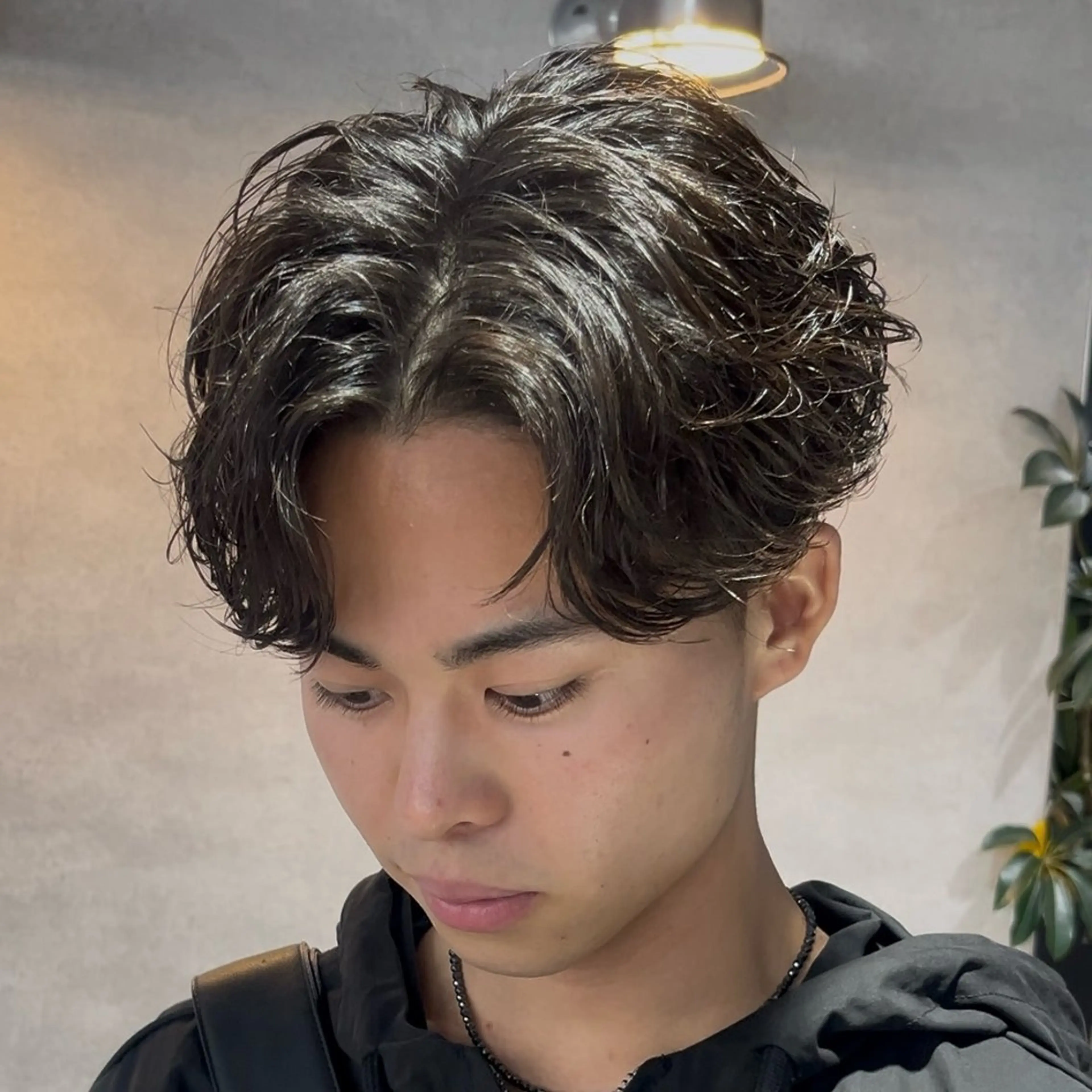 ショート カラー パーマ メンズ フェザーパーマ メンズパーマ カット パーマ センターパート マスターかずまのヘアスタイル