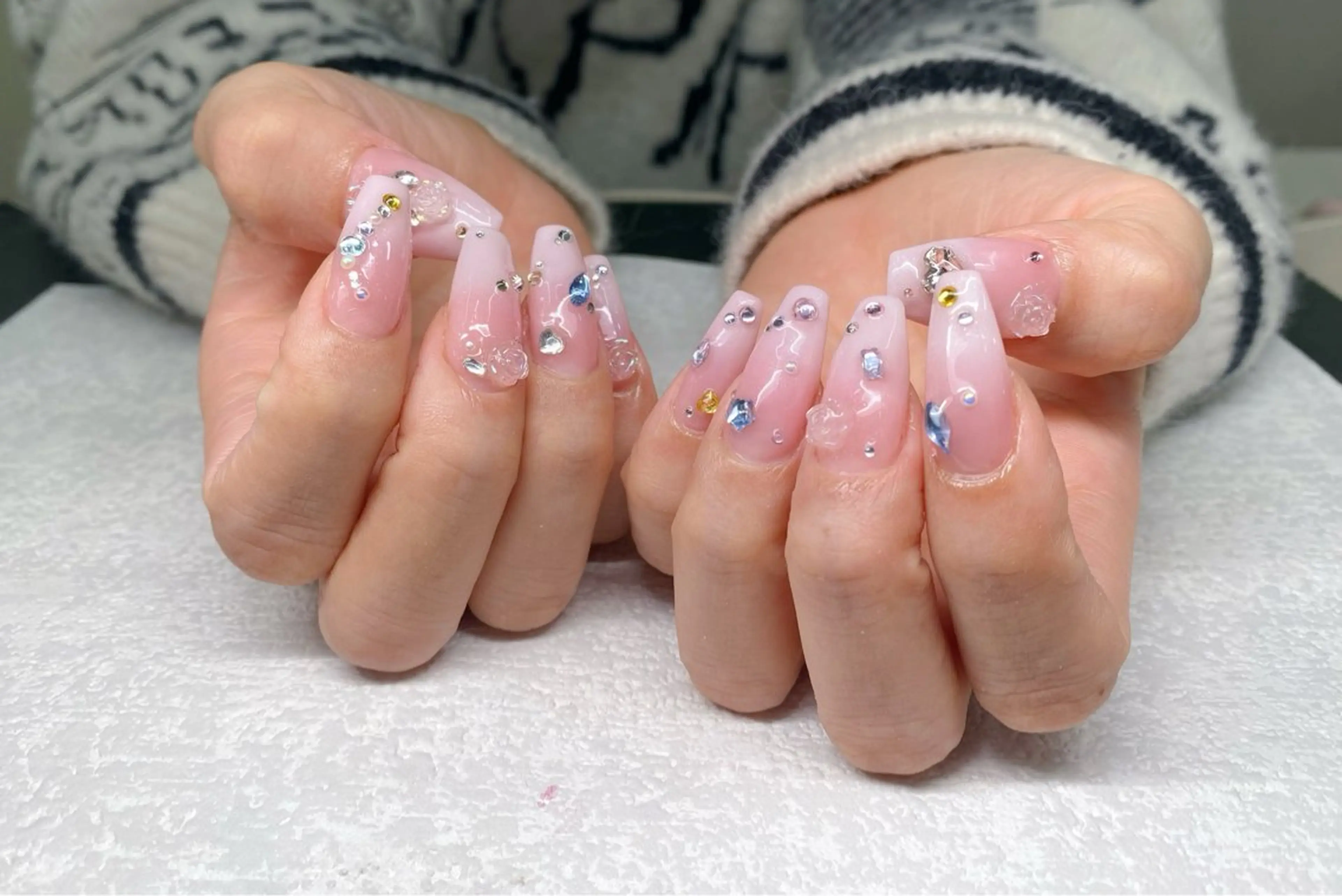 ネイル オーロラネイル ブルー チークネイル フットネイル フレンチネイル ハンドネイル Momo チップ長さ出し専門店のネイルデザイン