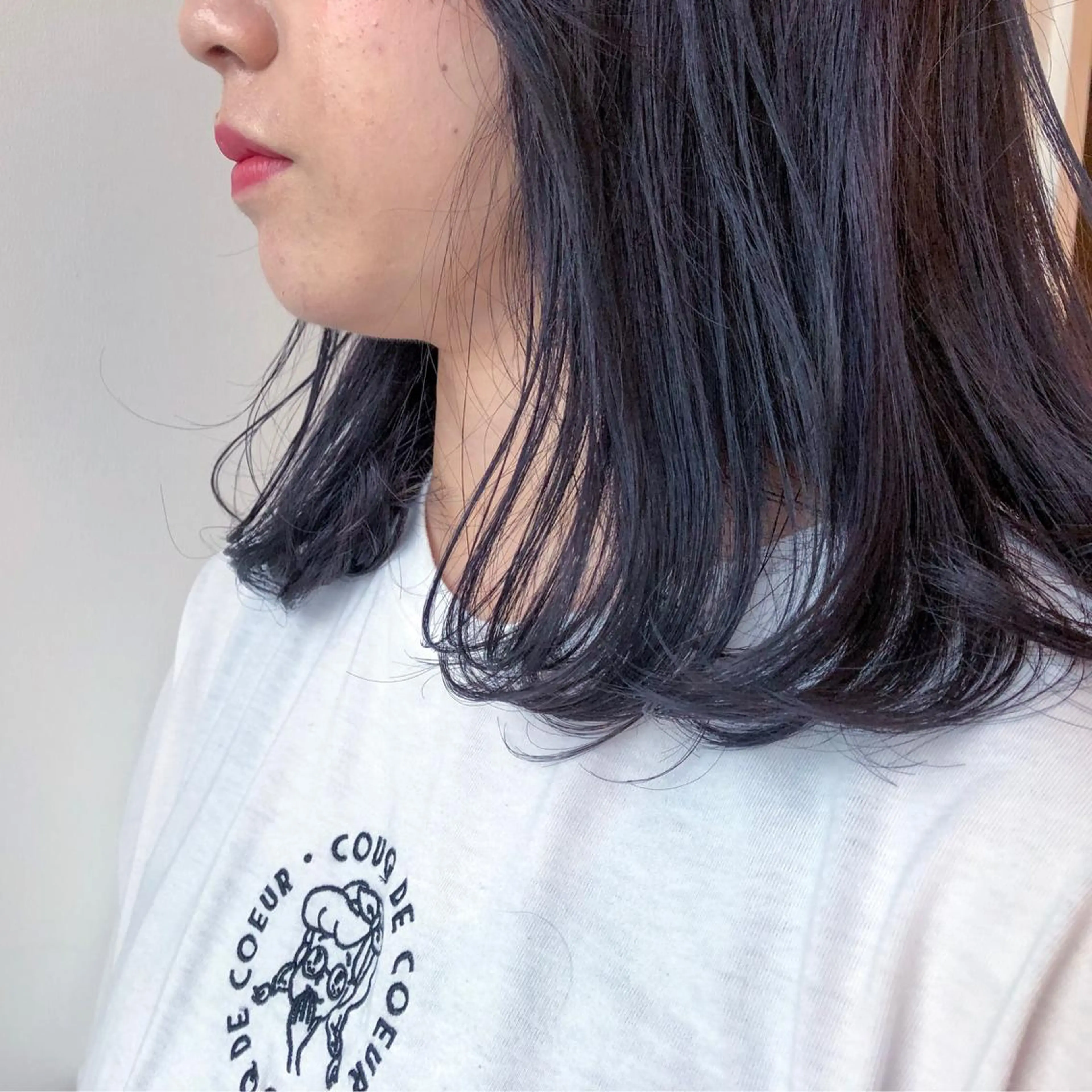 ミディアム カット ヘアカラー 尾籠 美幸 (オゴモリ ミユキ)のヘアスタイル