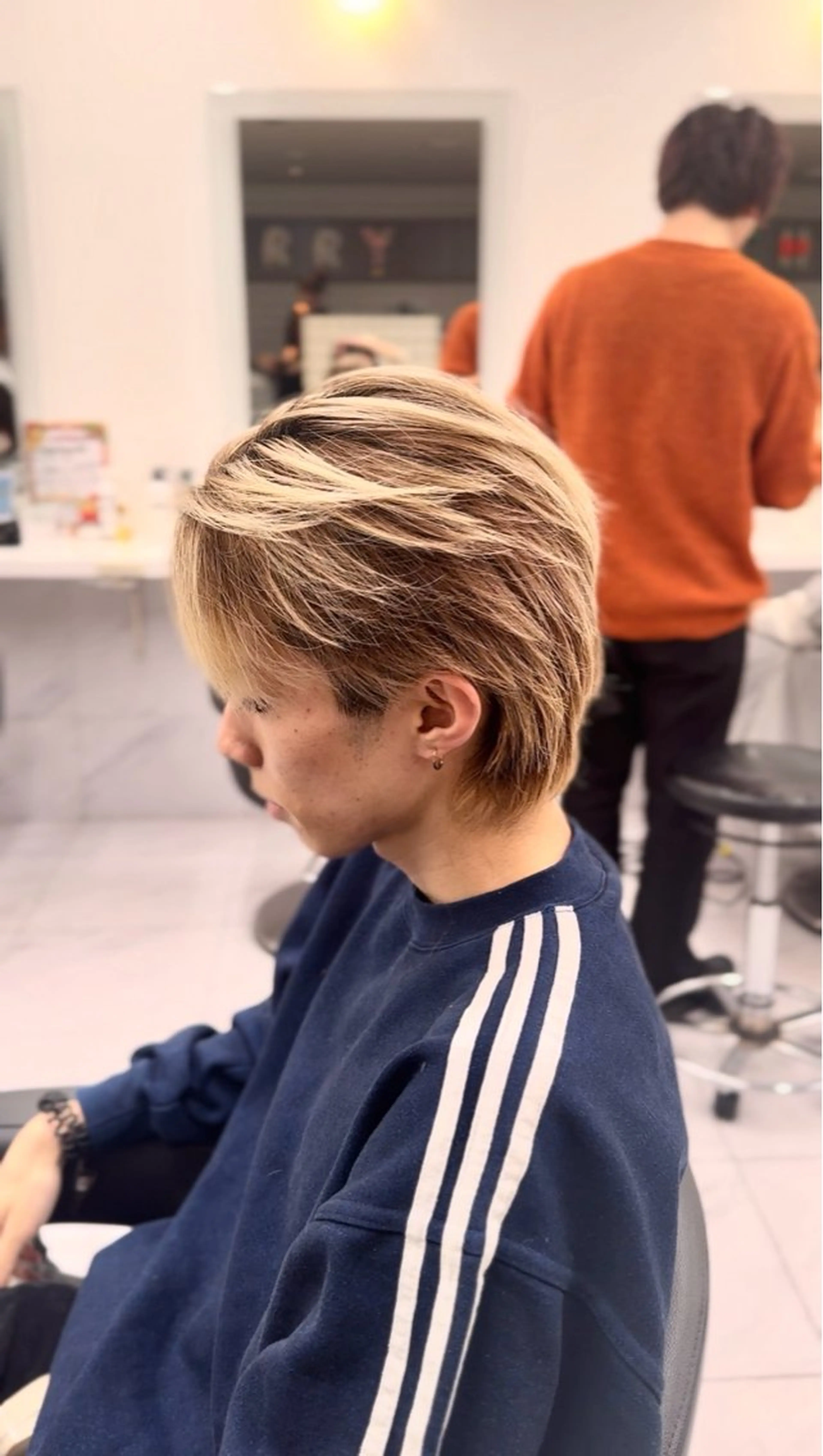 ミディアム カラー ヘアアレンジ メンズ メンズブリーチ センターパート メンズメッシュ ブリーチ メッシュ カット ヘアカラー トリートメント ヘアセット 艶カラー の達人のヘアスタイル