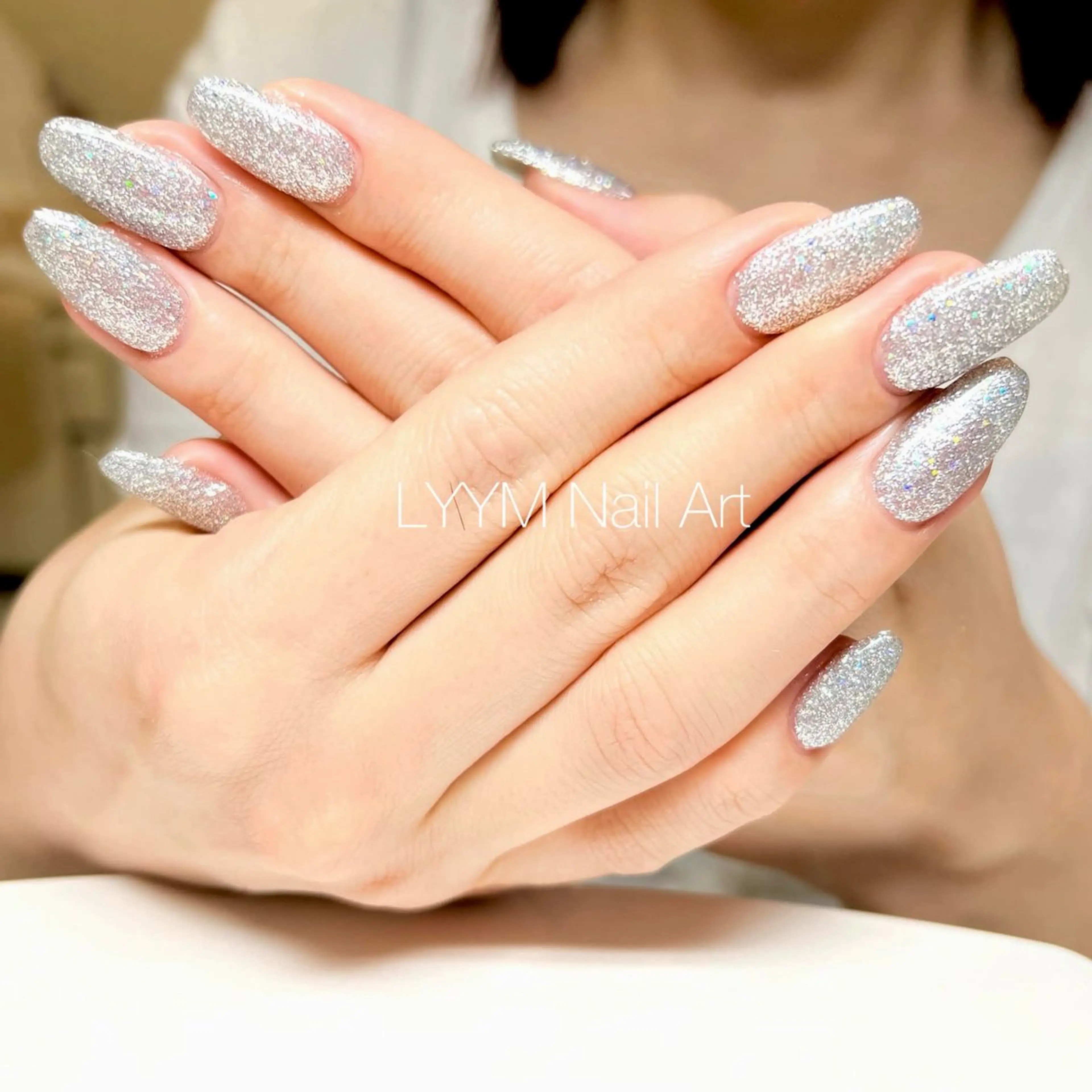 ネイル キラキラネイル シルバー ハンドネイル LYYM Salonのネイルデザイン