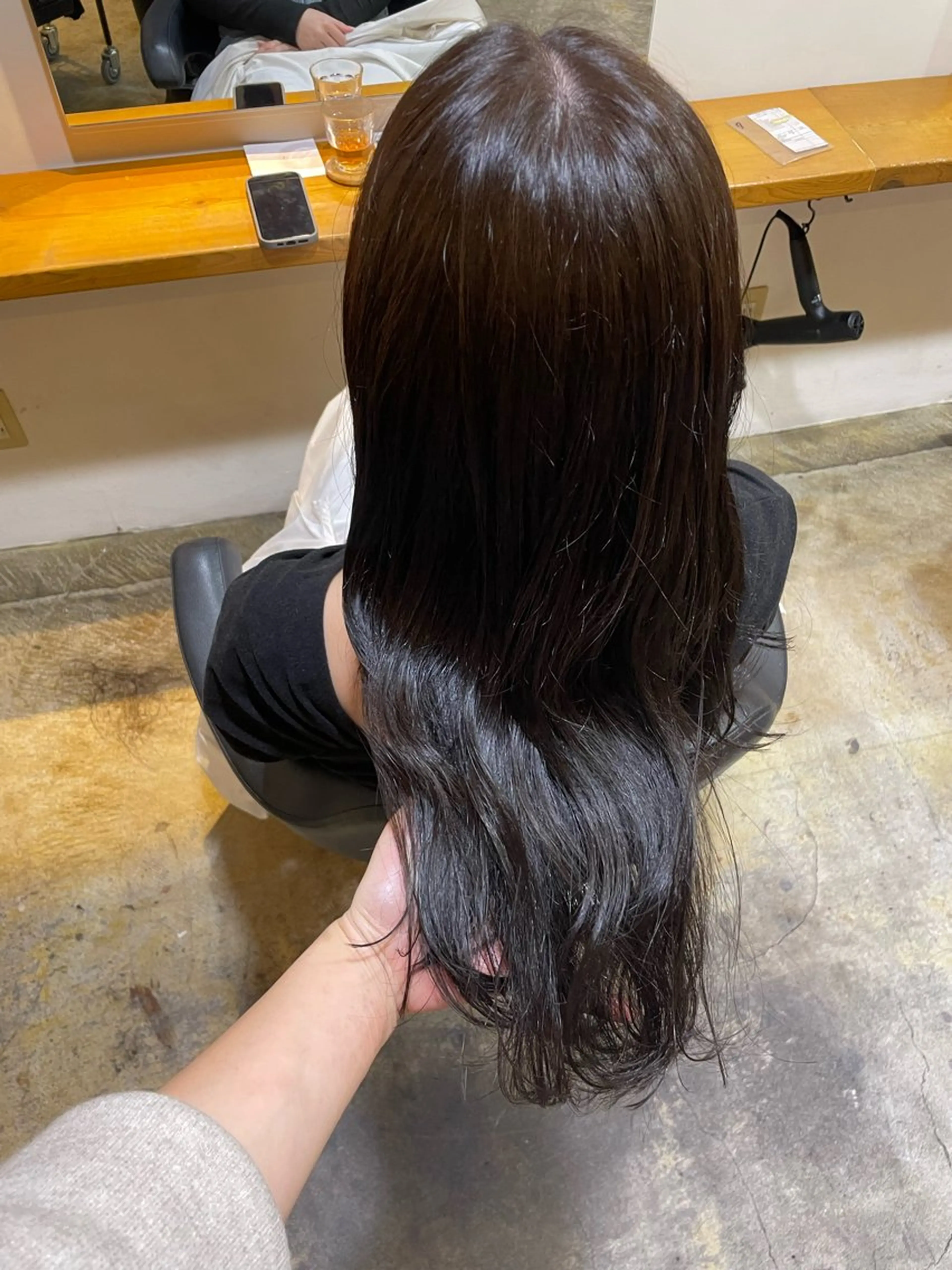 ロング カラー アッシュ アッシュグレー アッシュグレージュ グレージュ MIOベージュカラー 柔らかいカラーのヘアスタイル