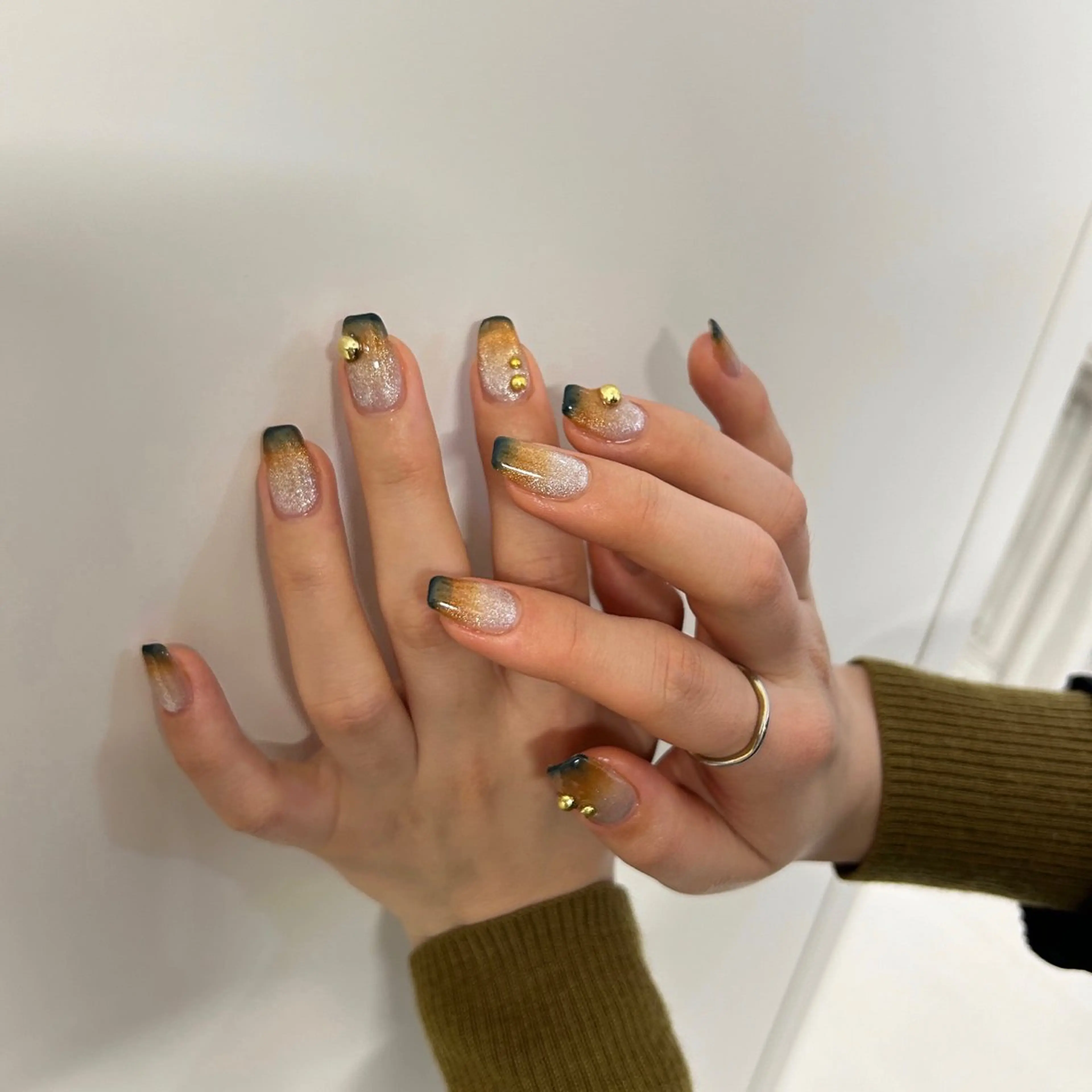ネイル アートネイル べっ甲ネイル ジェルネイル グリーン キラキラネイル nailstudio eviz新宿店のネイルデザイン