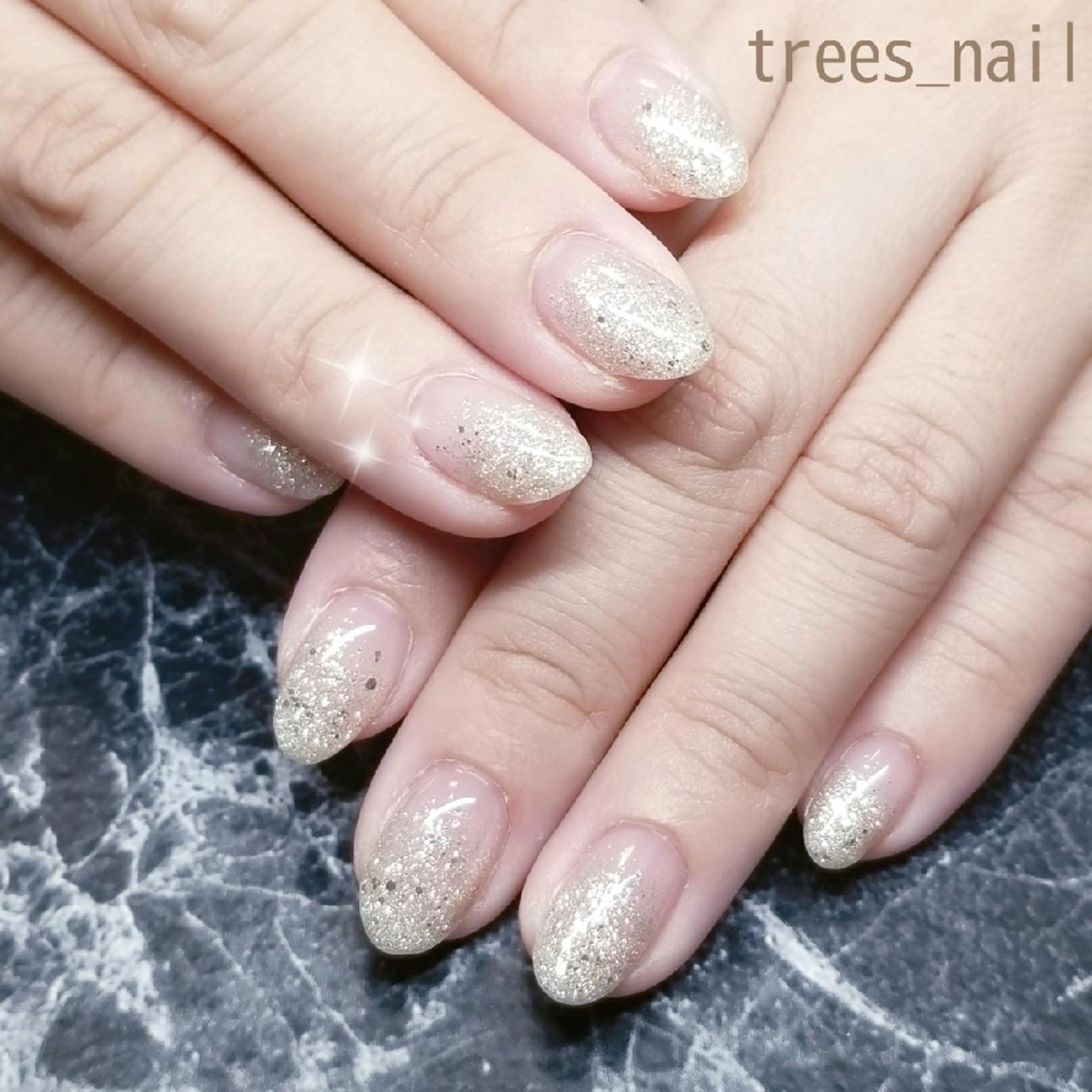 ネイル グラデーション ラメ(グリッター) ラメグラデーション シルバー シンプルネイル trees_ nailのネイルデザイン