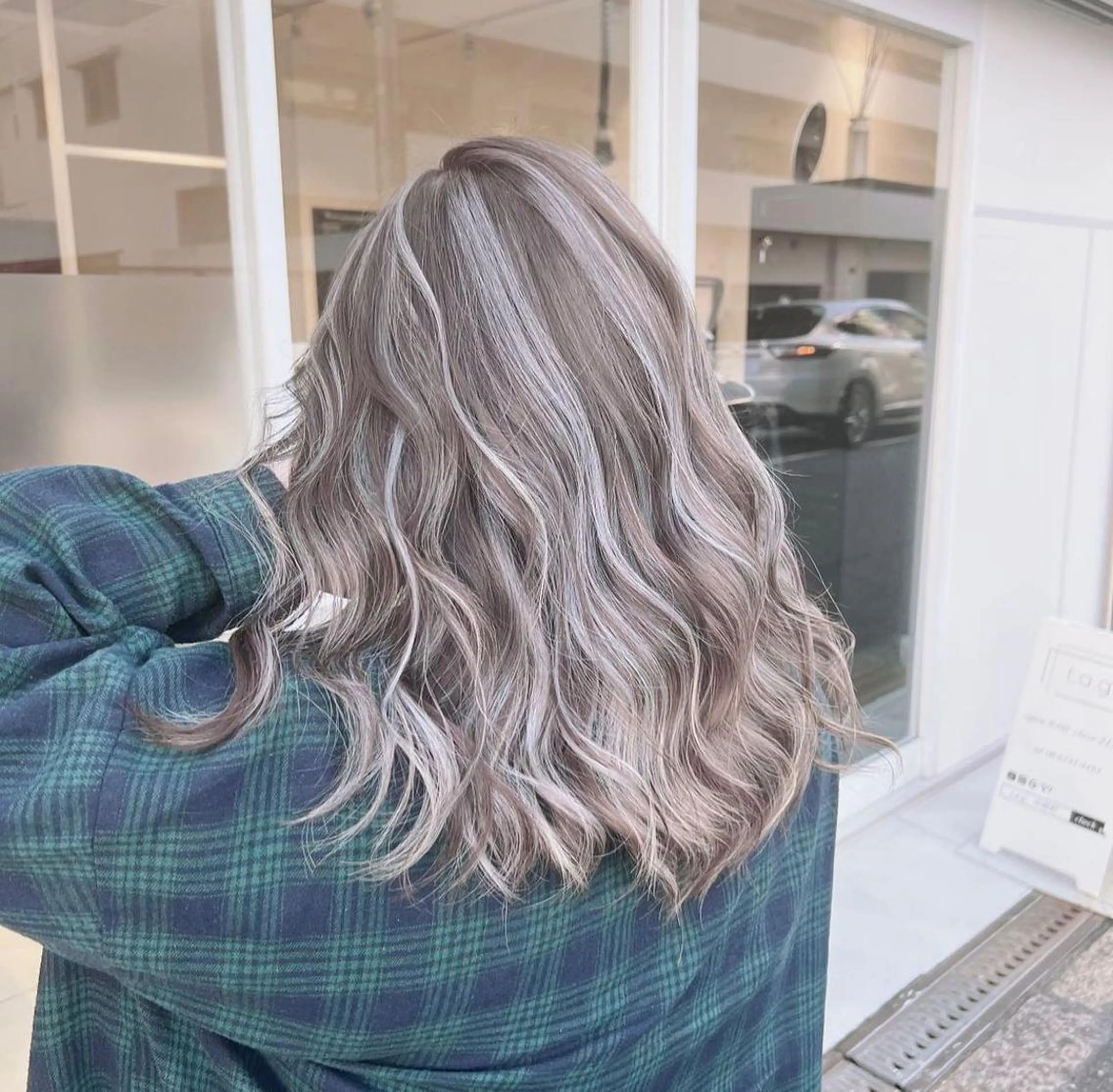 ロング カラー ブリーチ ケアブリーチ ハイライトカラー インナーカラー ハイライト ヘアカラー オフホワイトアンドなんば所属・福西 洋斗のヘアスタイル