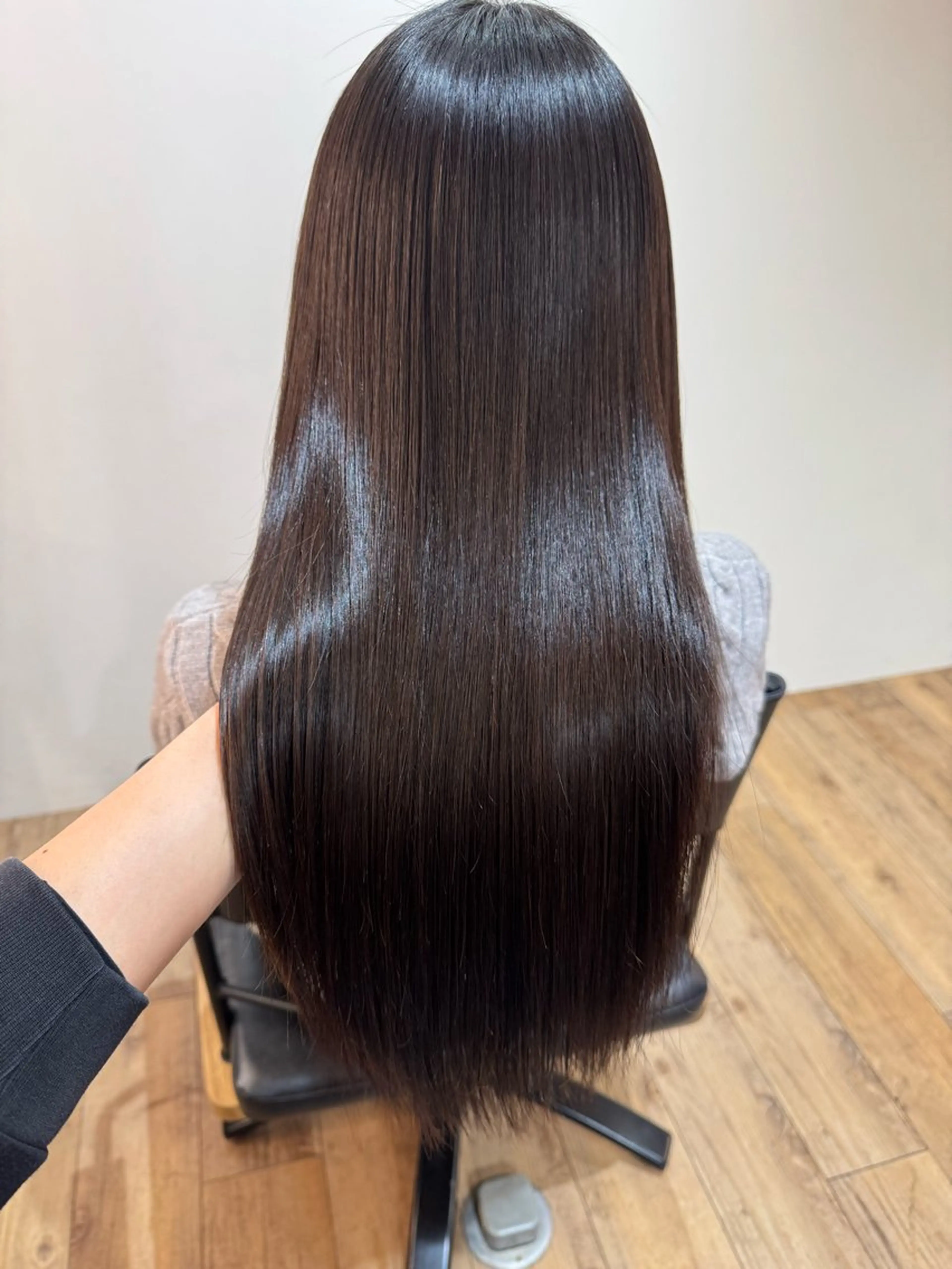 セミロング カット 縮毛矯正 トリートメント afloatkobe所属・美髪/髪質改善 川口凌弥のヘアスタイル