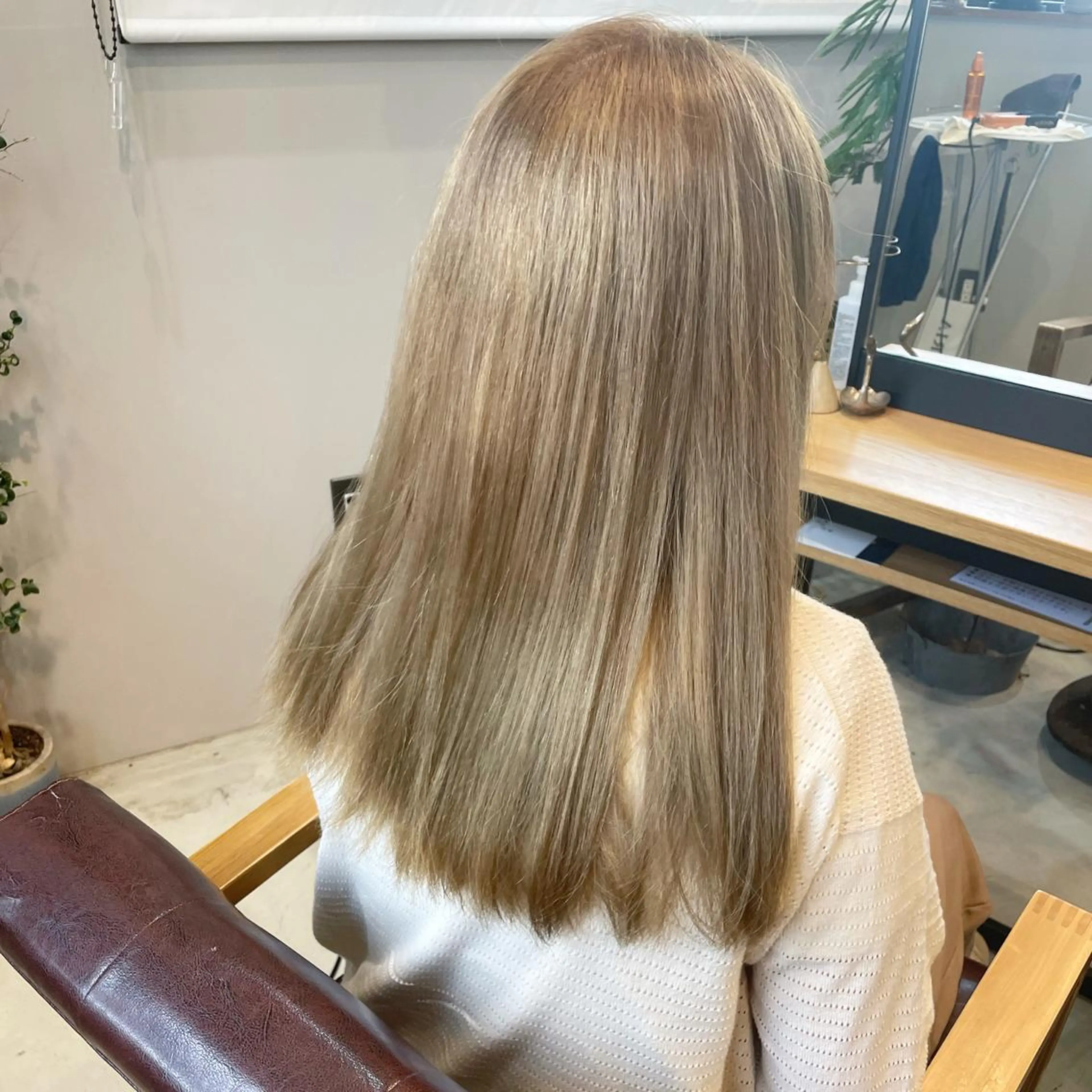 ロング カラー ベージュカラー ダブルカラー ミルクティーベージュ ヘアカラー Loma ミレイのヘアスタイル