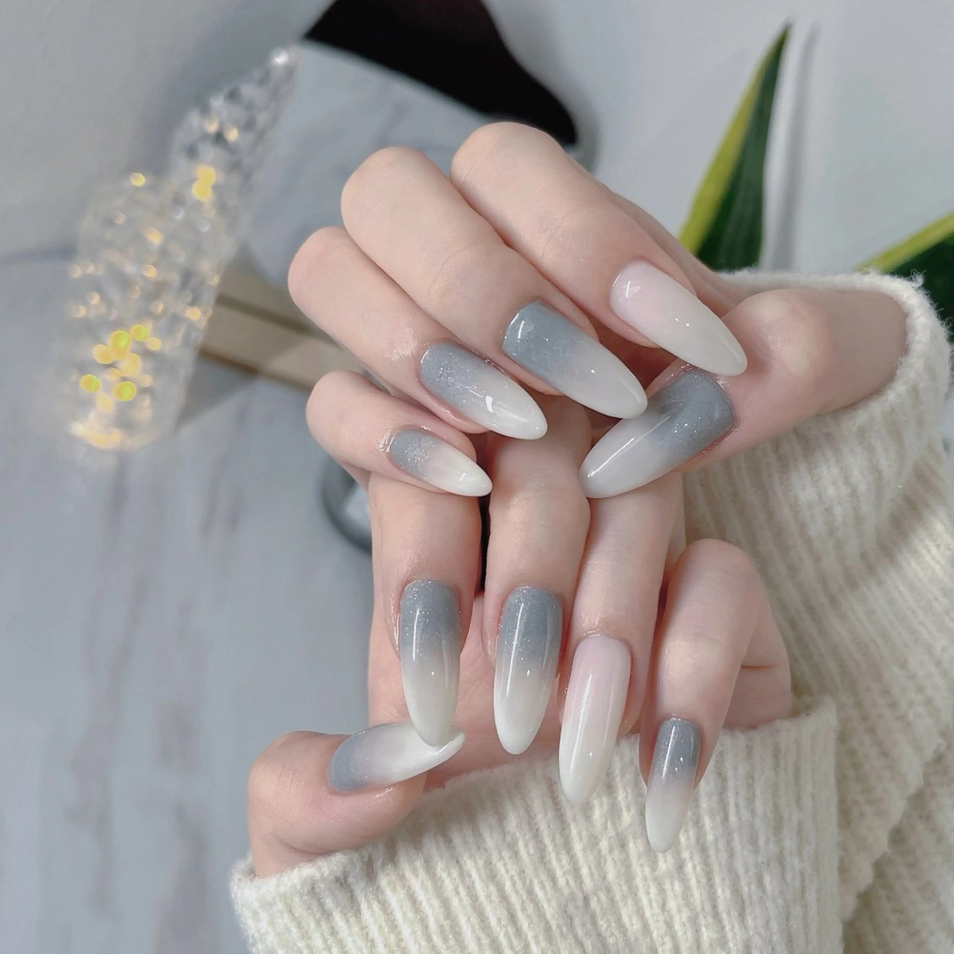 ネイル フットネイル フレンチネイル ジェルネイル ラメ(グリッター) ラメグラデーション ハンドネイル NEO Beauty Salon所属・𝐍𝐄𝐎 𝐉𝐔𝐑𝐈のネイルデザイン