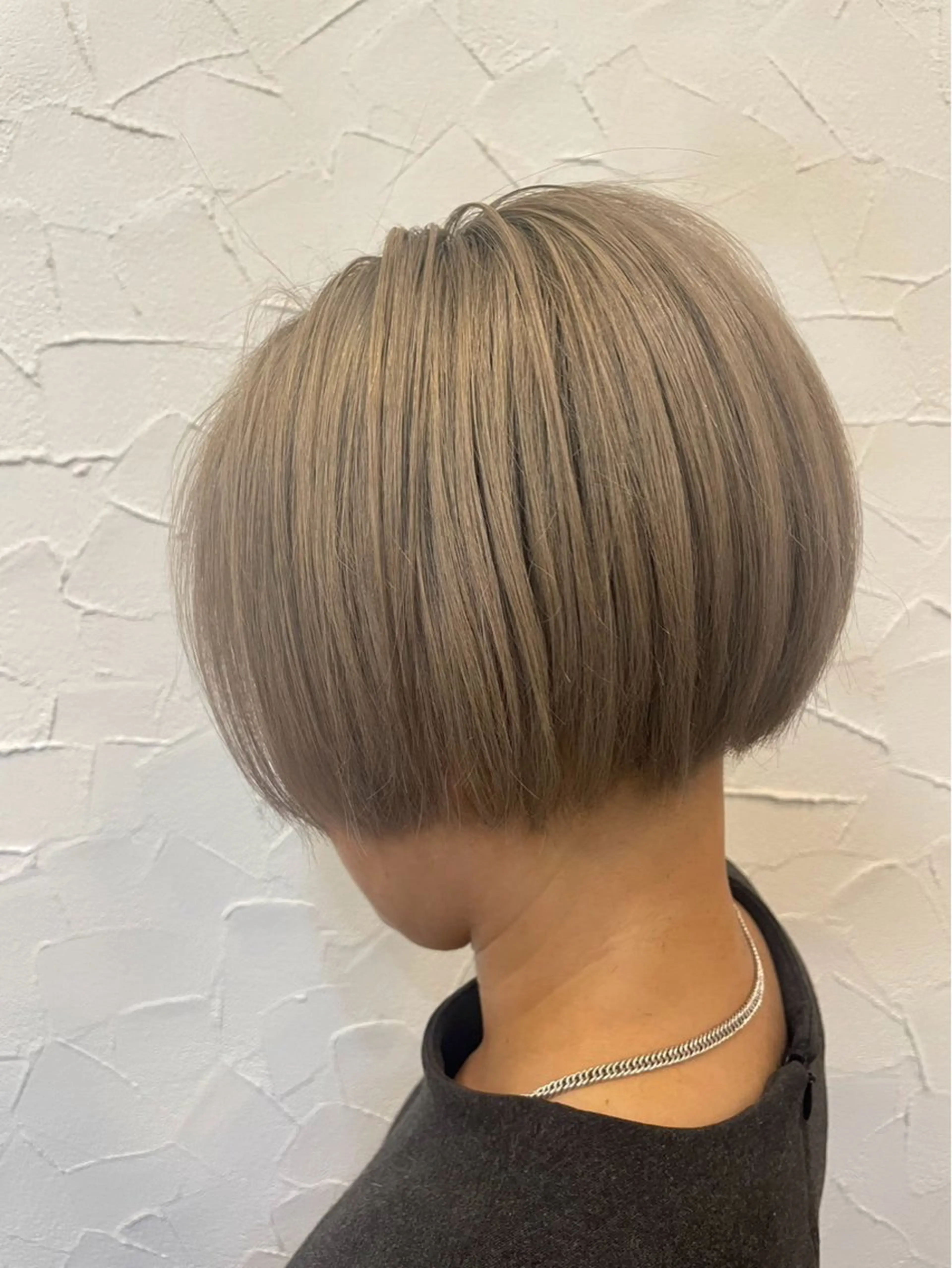 ショート カラー ブロンド シルバー ふじた/透明感カラー レイヤーカットのヘアスタイル