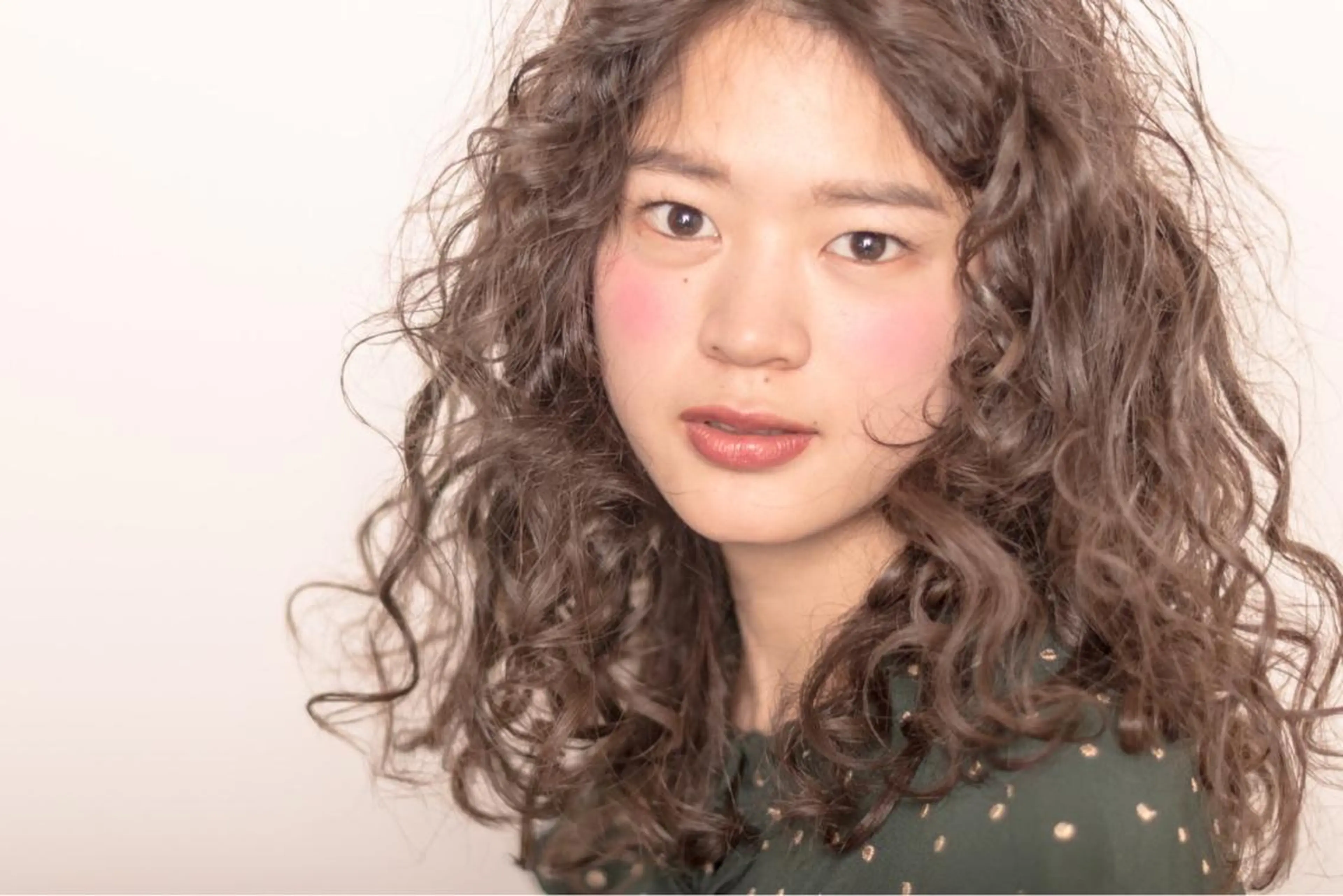 ロング パーマ スパイラルパーマ AND THE BRICKS所属・AND THE BRICKS北川珠紀の眉毛・アイブロウイメージ
