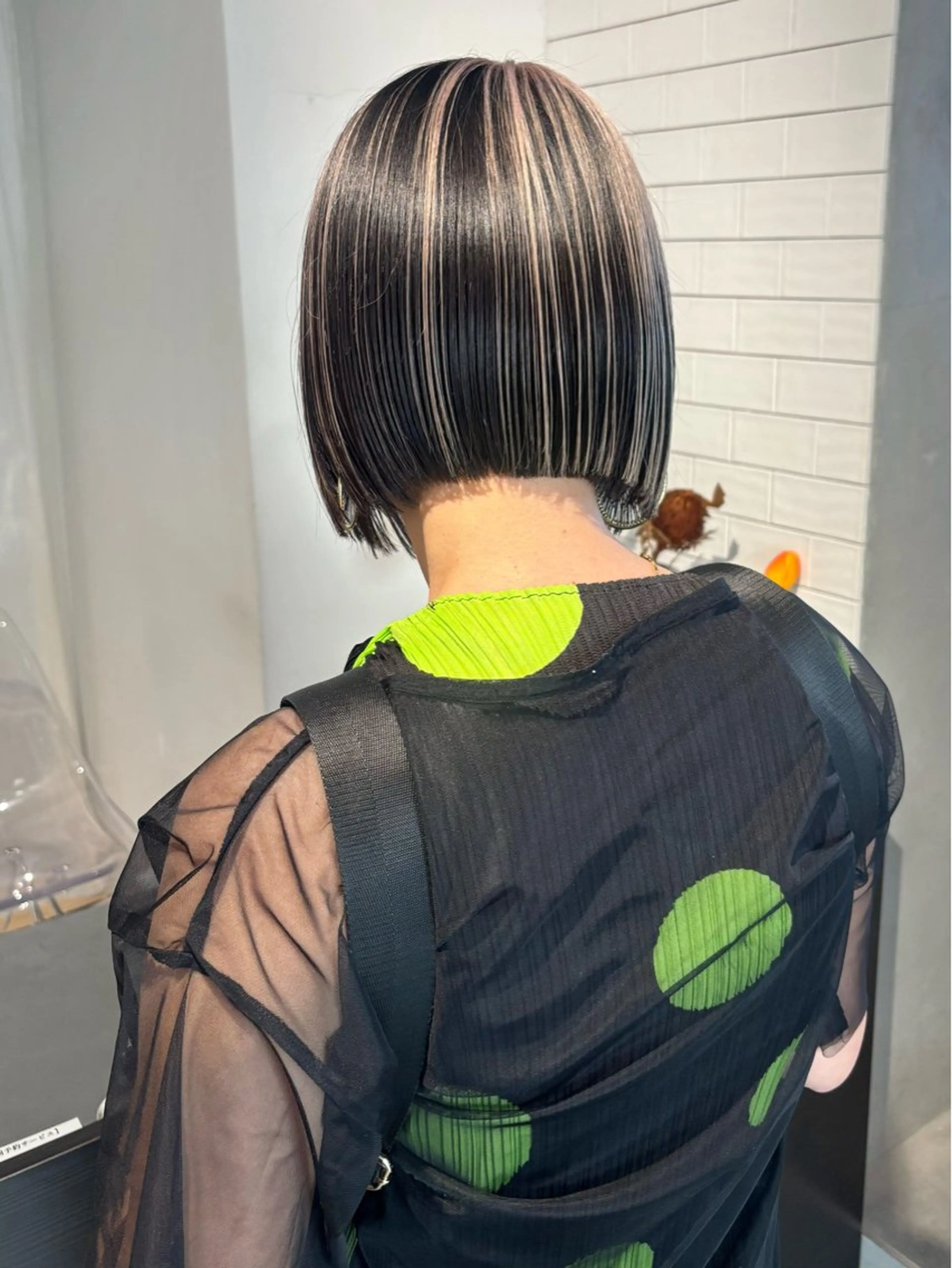 ショート カラー 切りっぱなしボブ デザインカラー ハイライトカラー ボブ ハイライト カット ヘアカラー NOVEL-DAYS所属・井上 唯のヘアスタイル