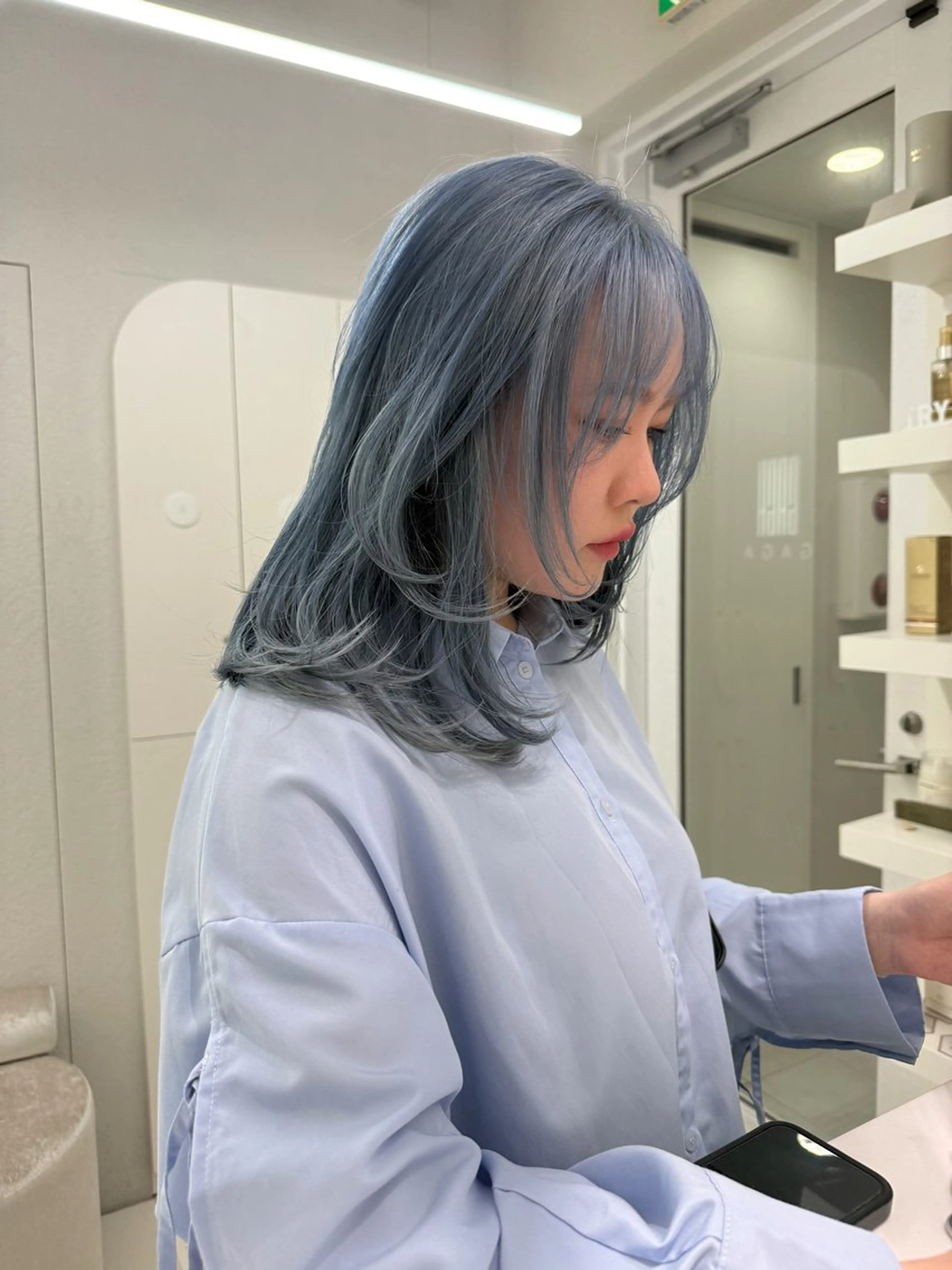 セミロング カラー ブルーカラー ハイトーンボブ Mizuki.のヘアスタイル