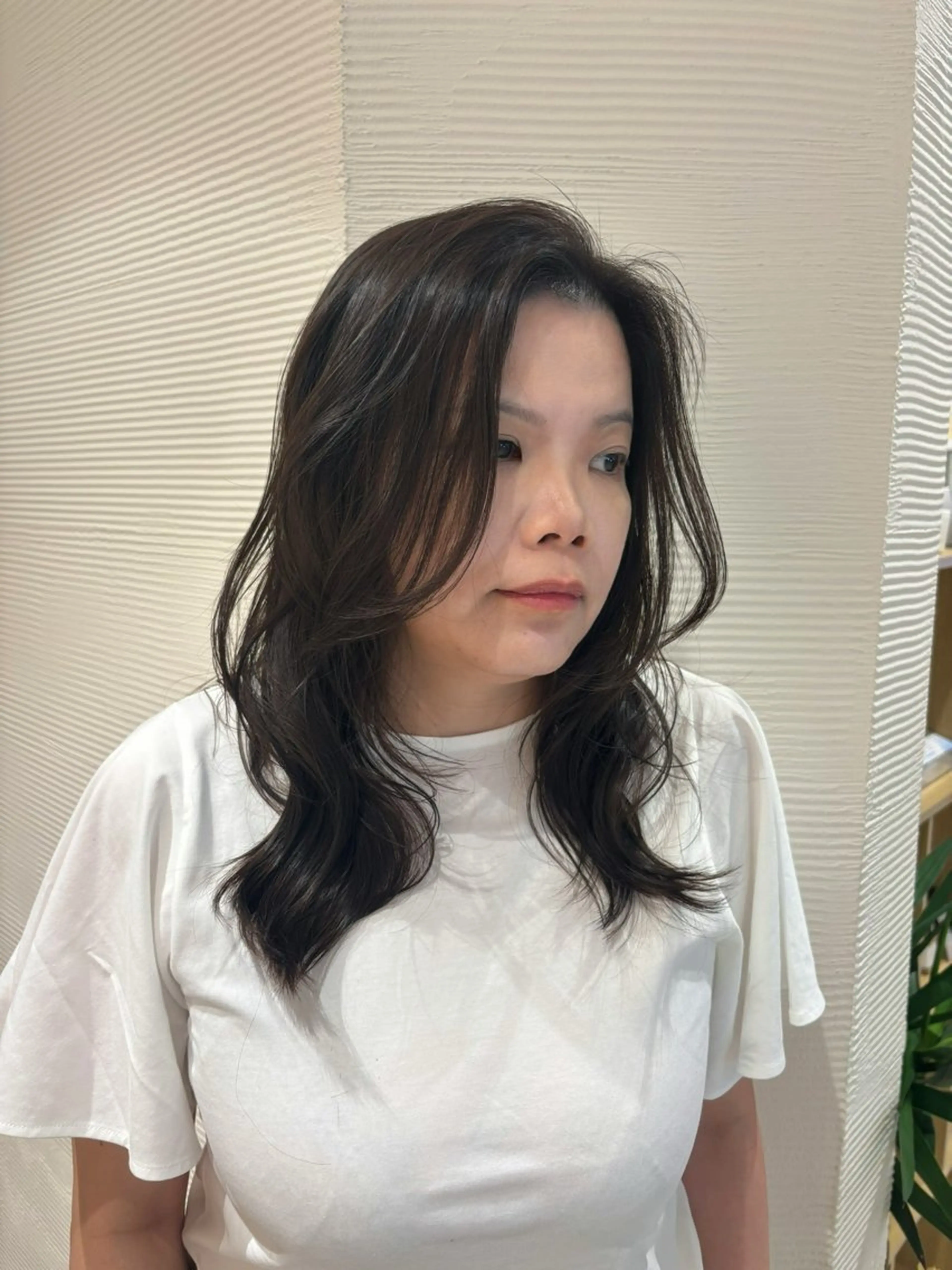 セミロング カット ヘアカラー トリートメント 韓国レイヤー🪽 耳ツボジュエリーのヘアスタイル