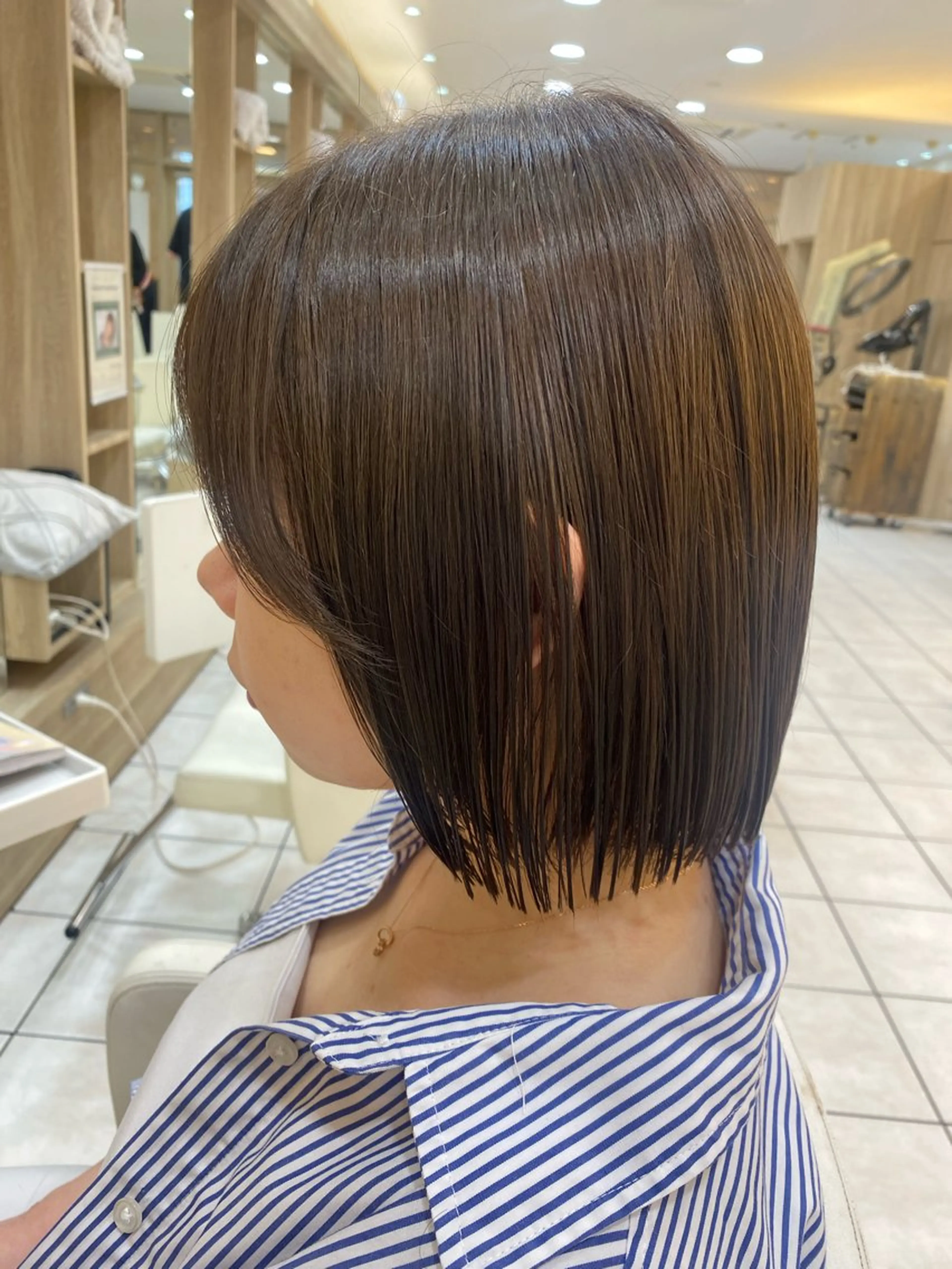 ショート アッシュ ボブ カット ヘアカラー トリートメント 内山 歩美のヘアスタイル