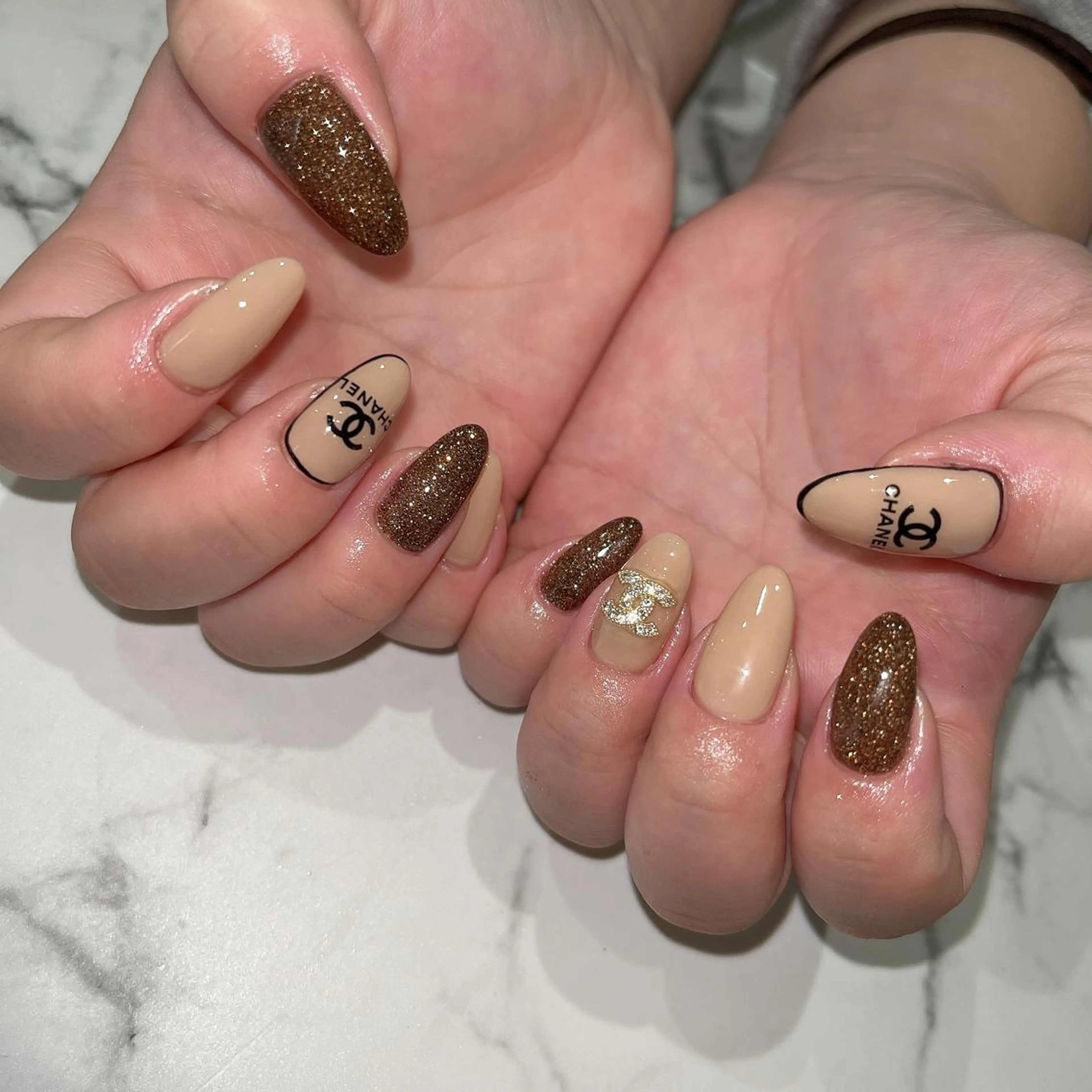 ネイル フットネイル フレンチネイル ジェルネイル ラメ(グリッター) ラメグラデーション ハンドネイル NEO Beauty Salon所属・𝐍𝐄𝐎 𝐉𝐔𝐑𝐈のネイルデザイン