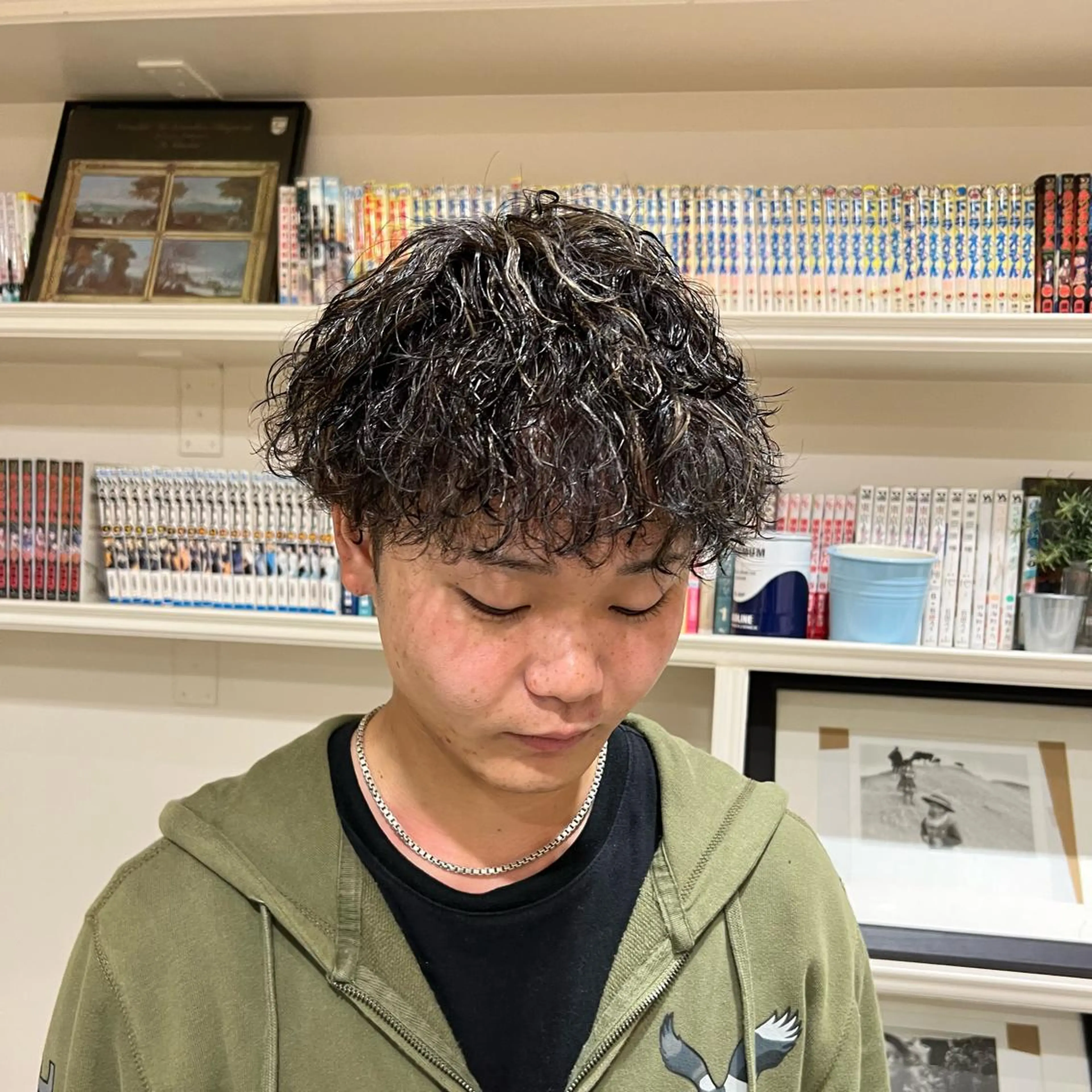 カラー パーマ メンズ メンズハイライト ハイライトカラー オカベ ショウマのヘアスタイル