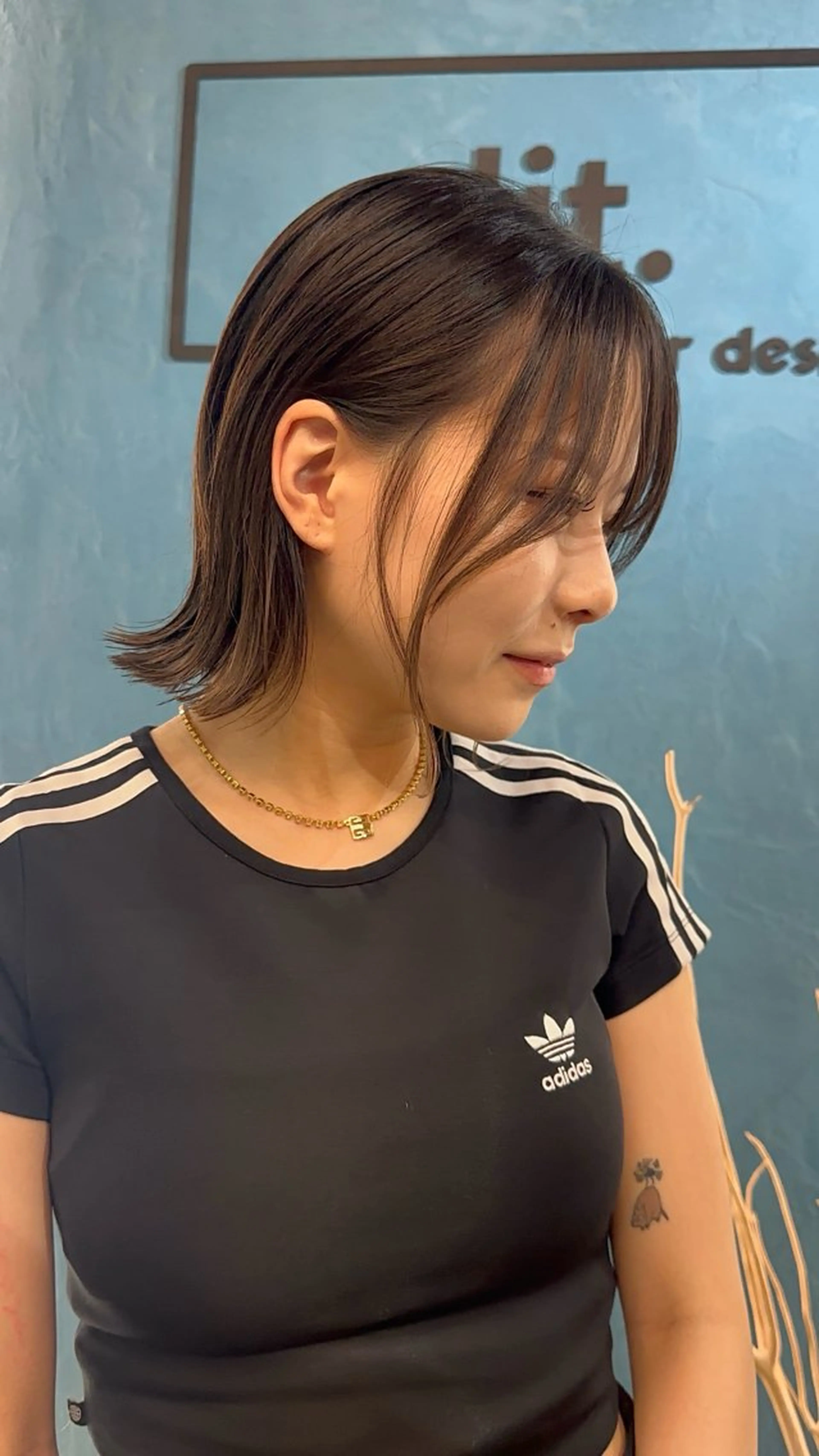 ミディアム 顔まわりレイヤー レイヤーカット 小顔カット 外ハネヘア lit.所属・【lit.】SATO HIROSHIのヘアスタイル