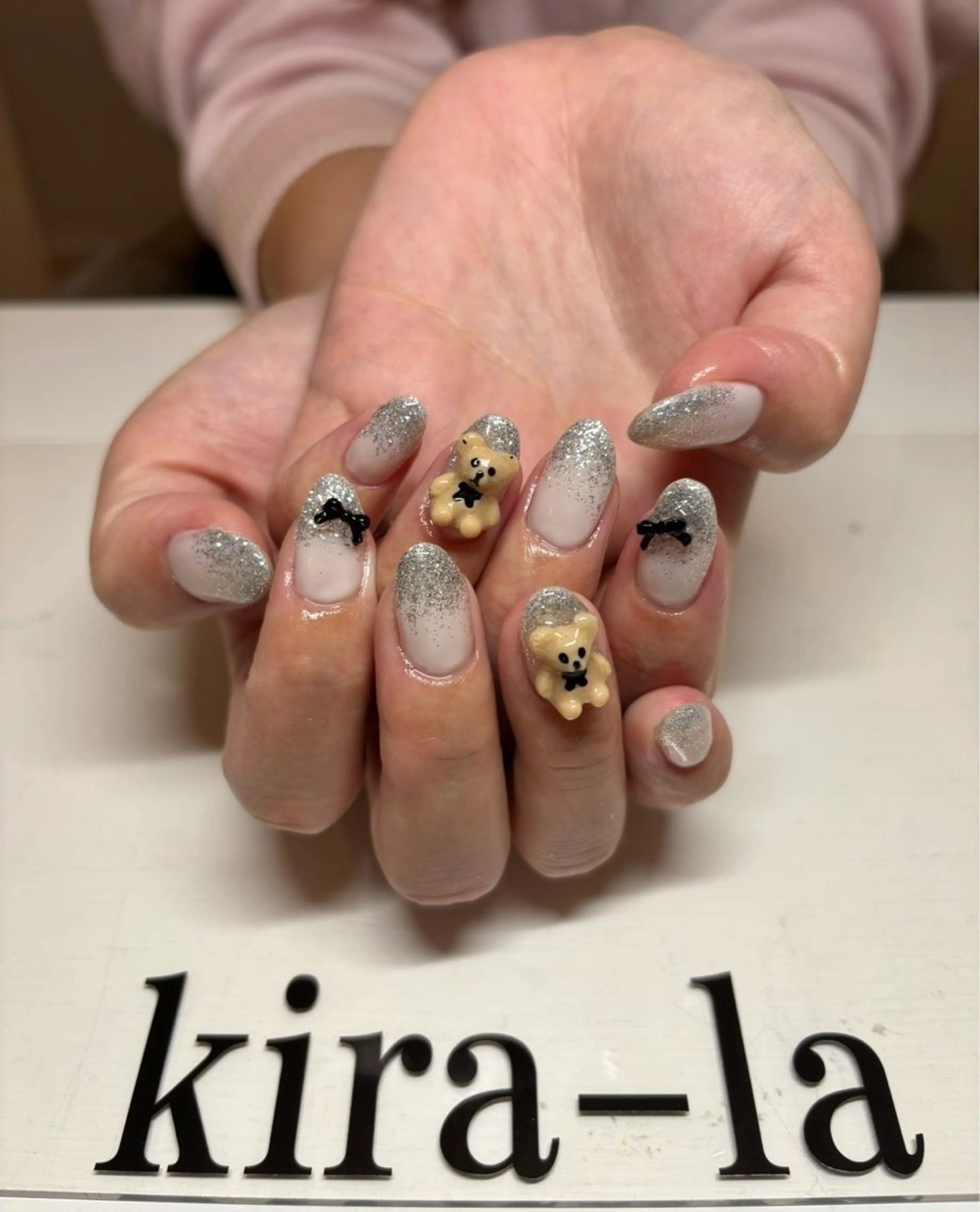 ネイル ラメ(グリッター) リボン シルバー ホワイト kira-la キララ･:*..のネイルデザイン
