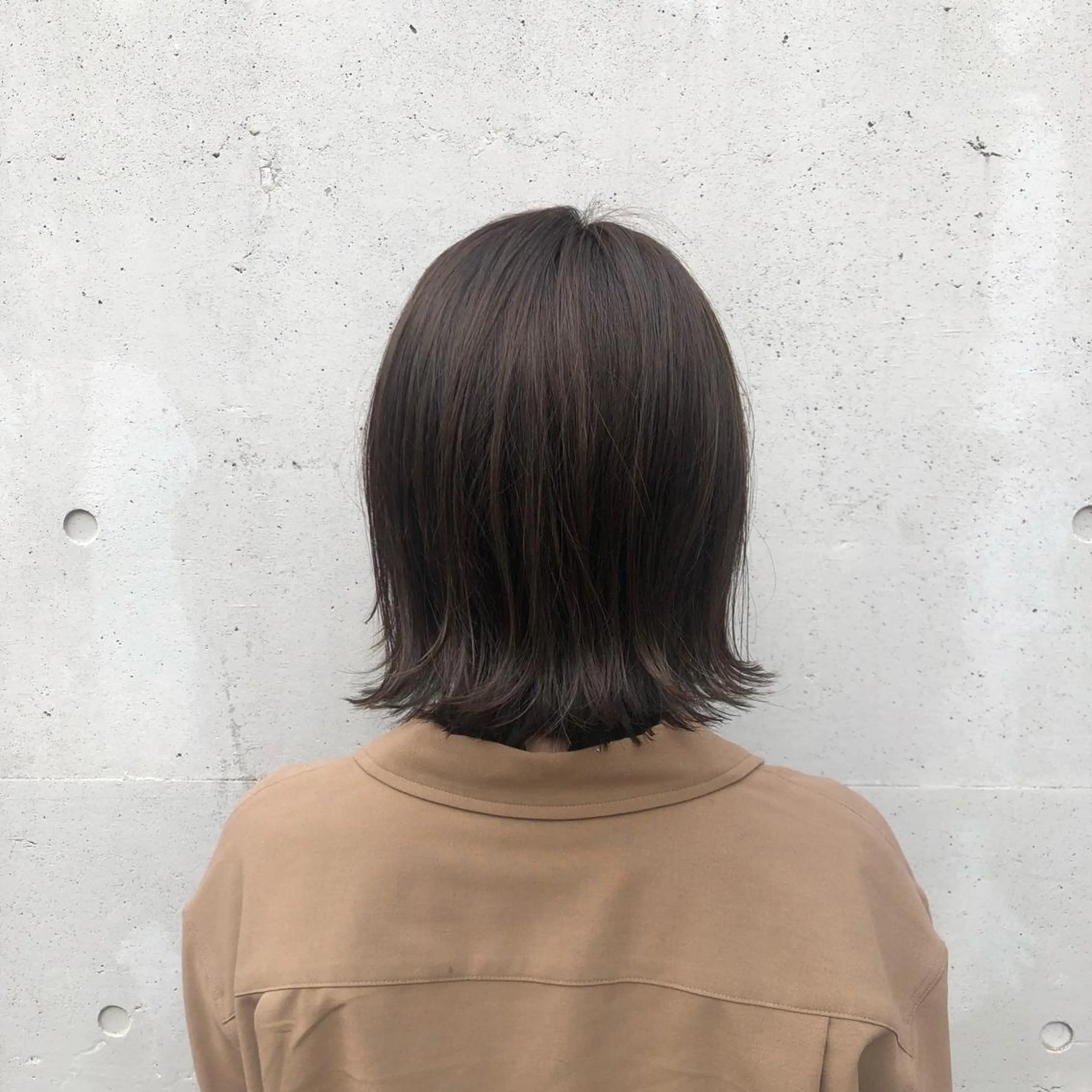 ミディアム カラー 切りっぱなしボブ ベージュカラー オリーブベージュ ボブ カット ヘアカラー トリートメント 酸性縮毛矯正🧴韓国 レイヤー/髪質改善のヘアスタイル