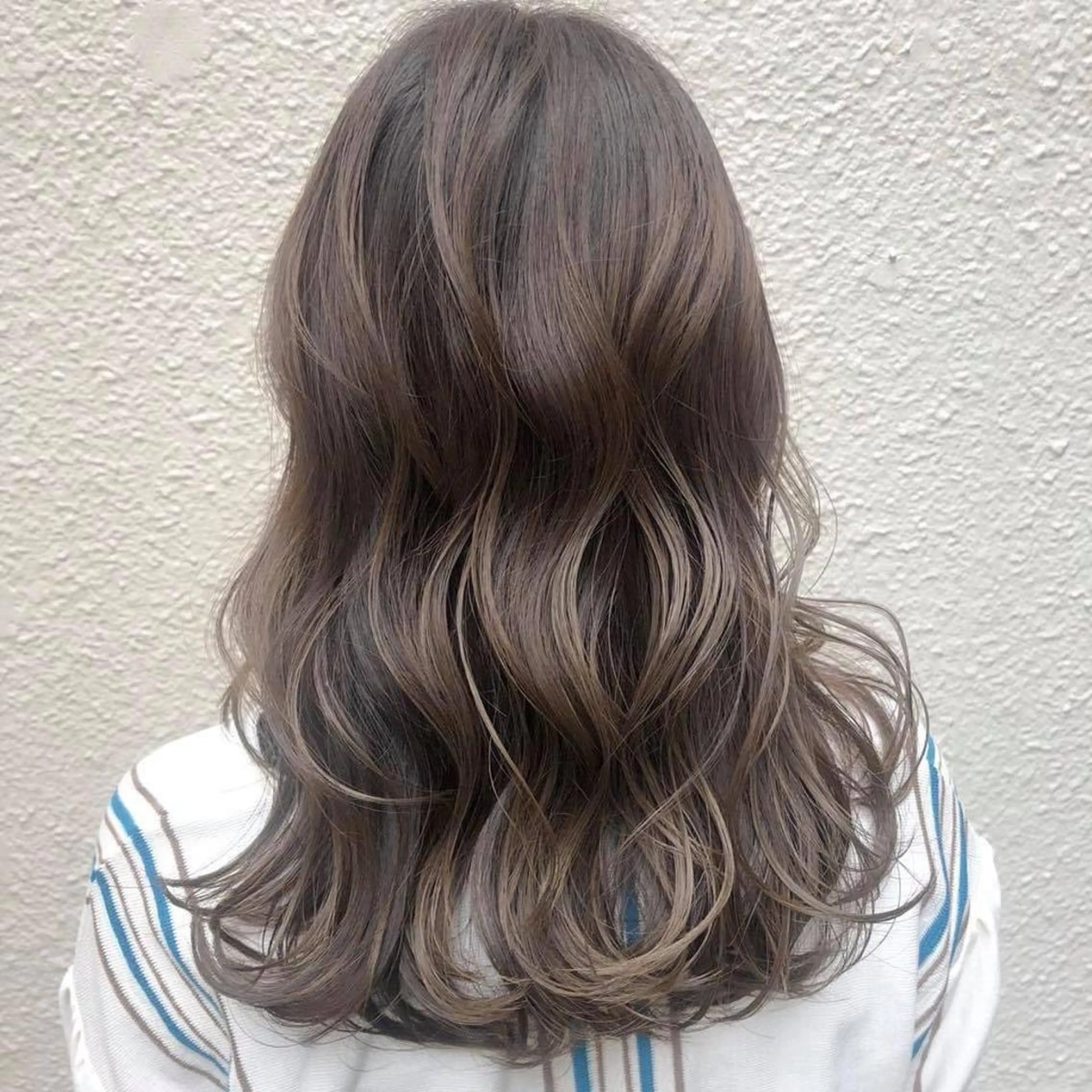 ロング カラー アッシュ ベージュカラー FERIA fam 小林勇太のヘアスタイル