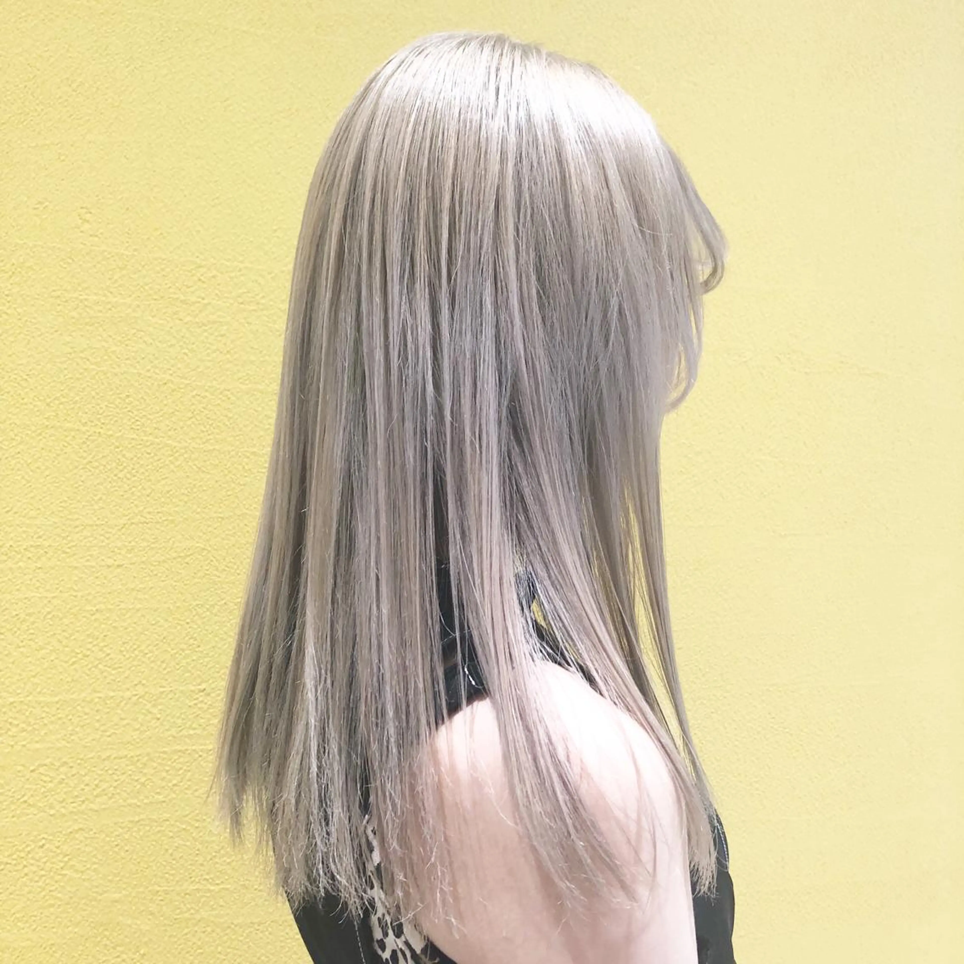 ロング カラー ブリーチ シルバー ホワイトシルバー ヘアカラー sano sayakaのヘアスタイル