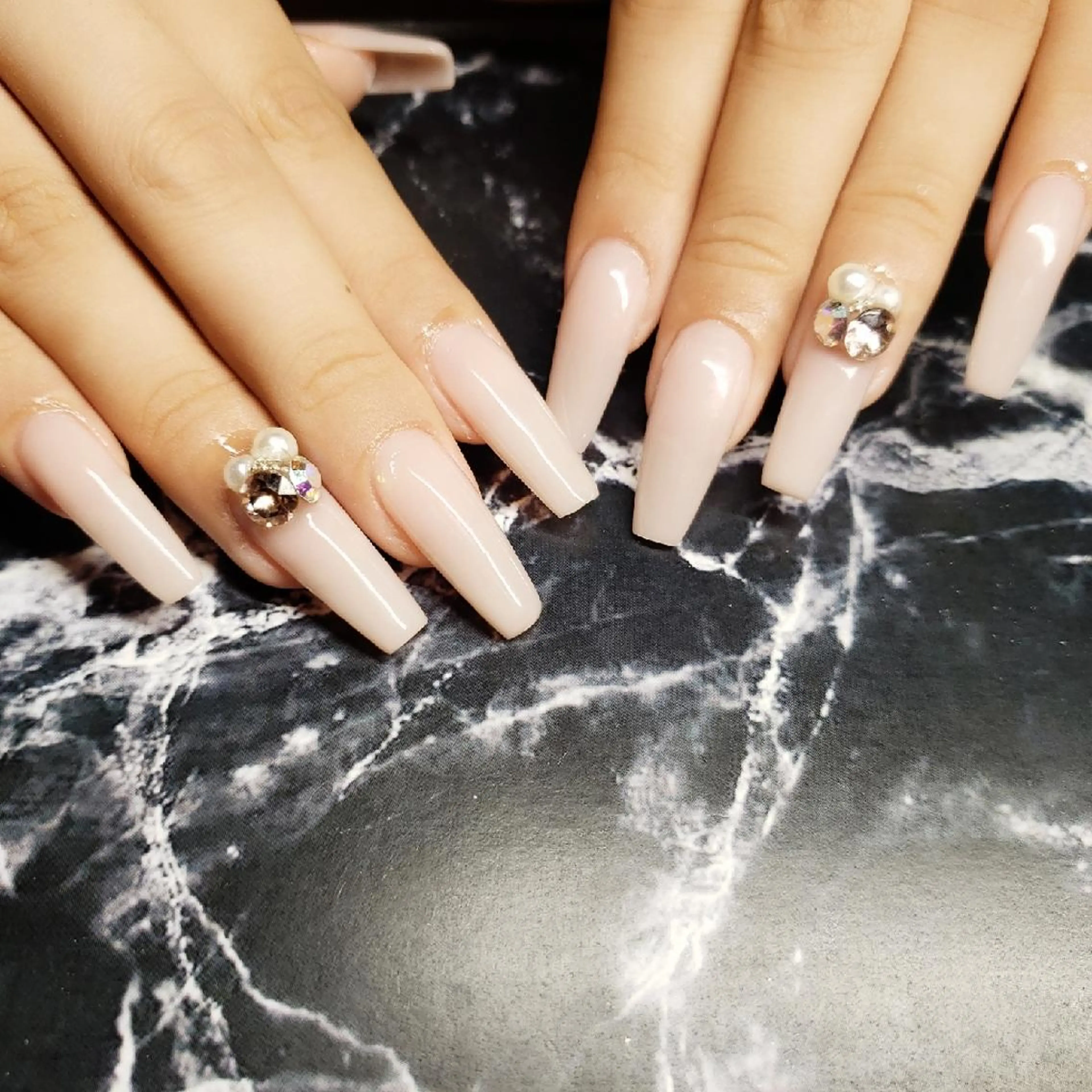 ネイル セミロング ストーンネイル ハンドネイル クロキ 。のネイルデザイン