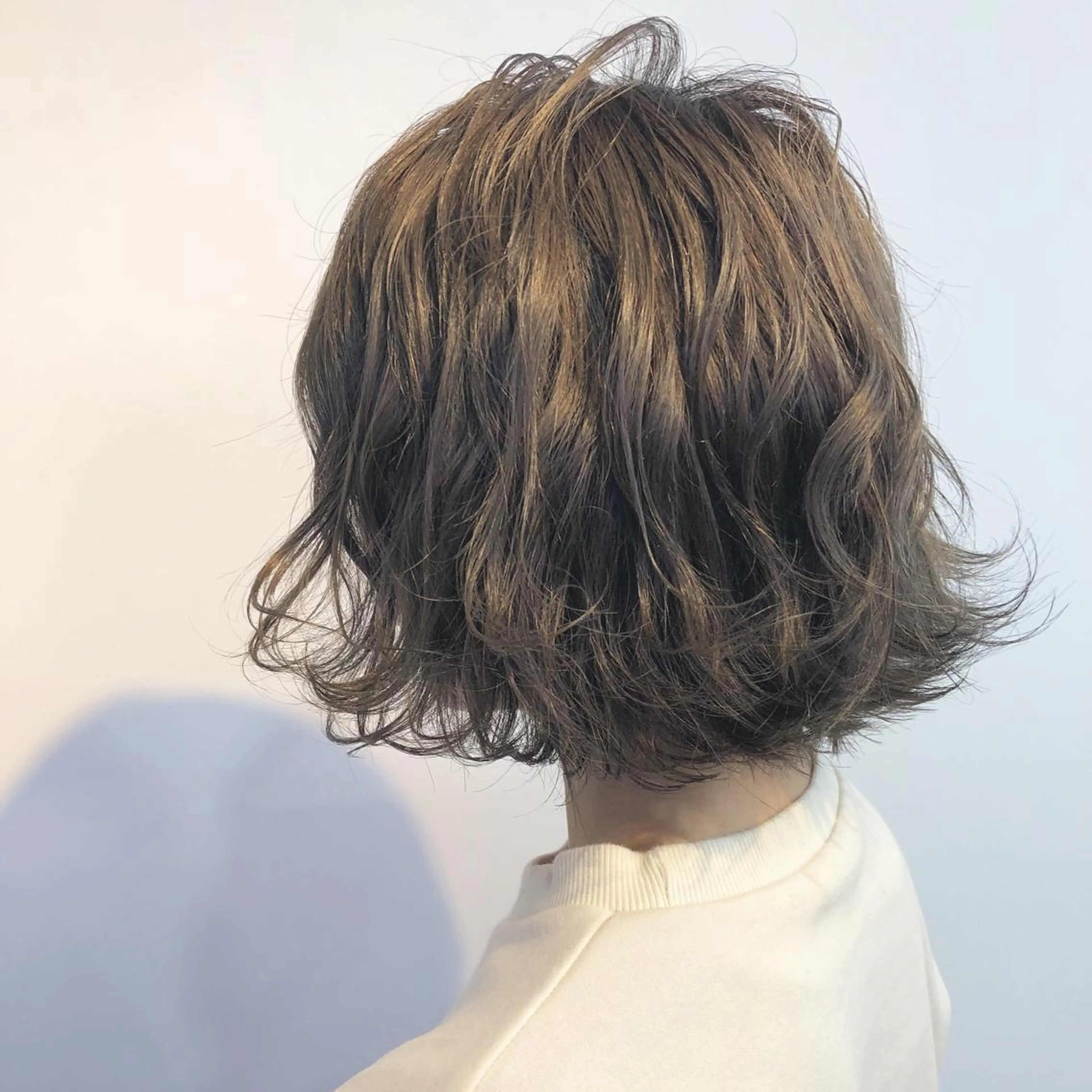 ショート カラー グレージュ ニシオカ タクヤのヘアスタイル