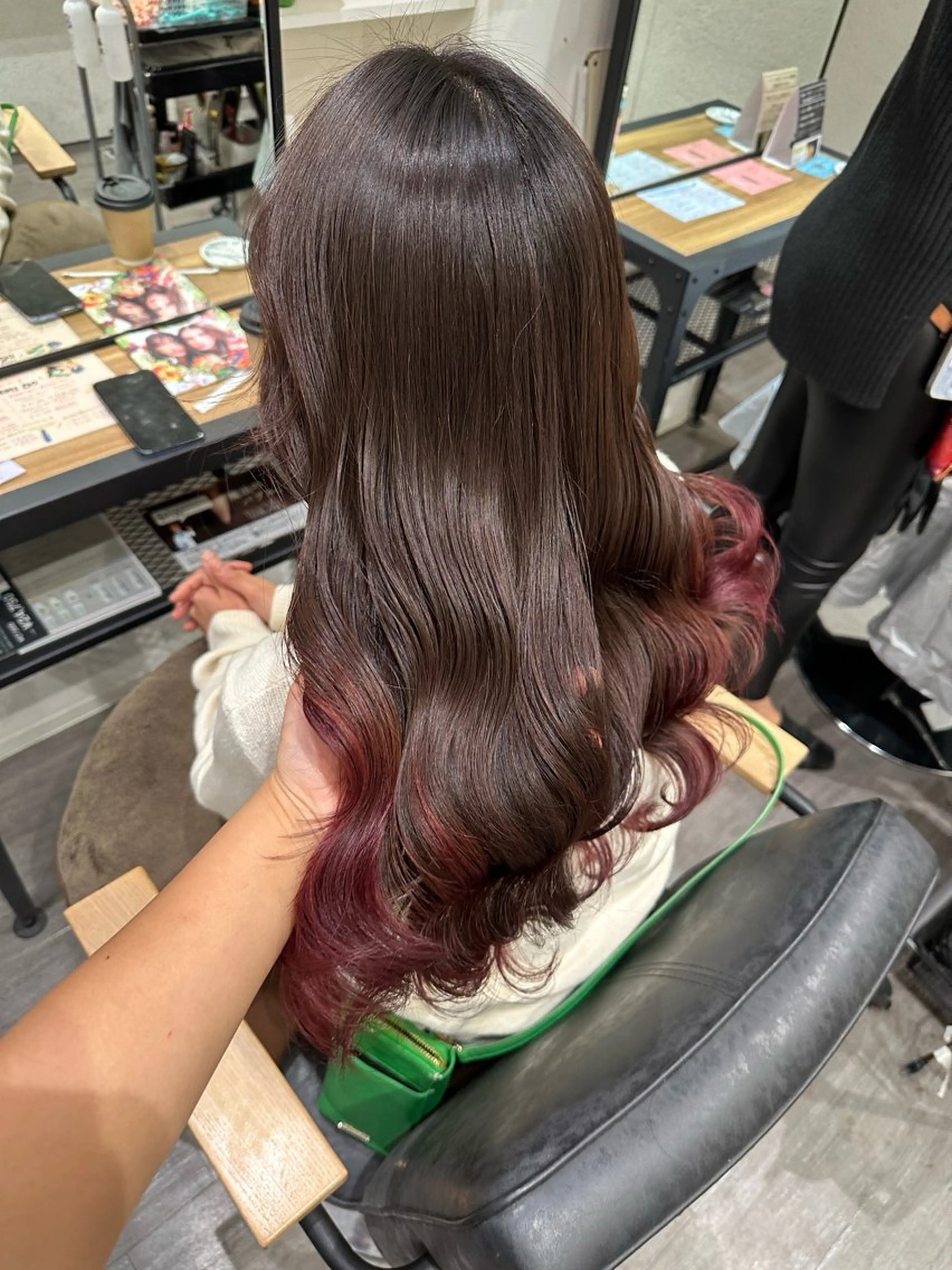 セミロング カラー ピンクカラー レッドカラー 艶髪レイヤー上田 紗也🇰🇷💗のヘアスタイル