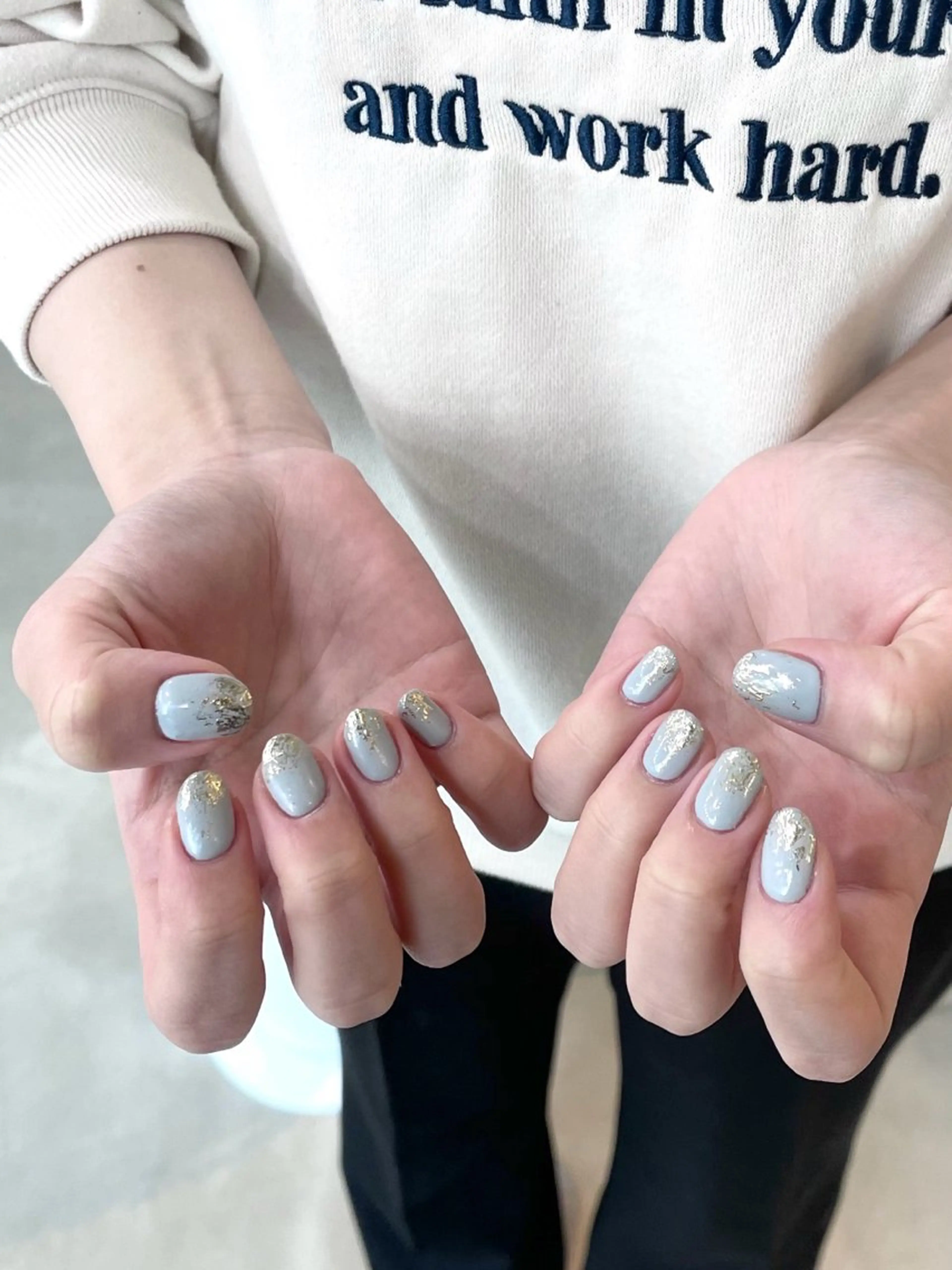 ネイル ブルー ゴールド ニュアンスネイル シンプルネイル ハンドネイル 🤍One MISAKI🤍のネイルデザイン