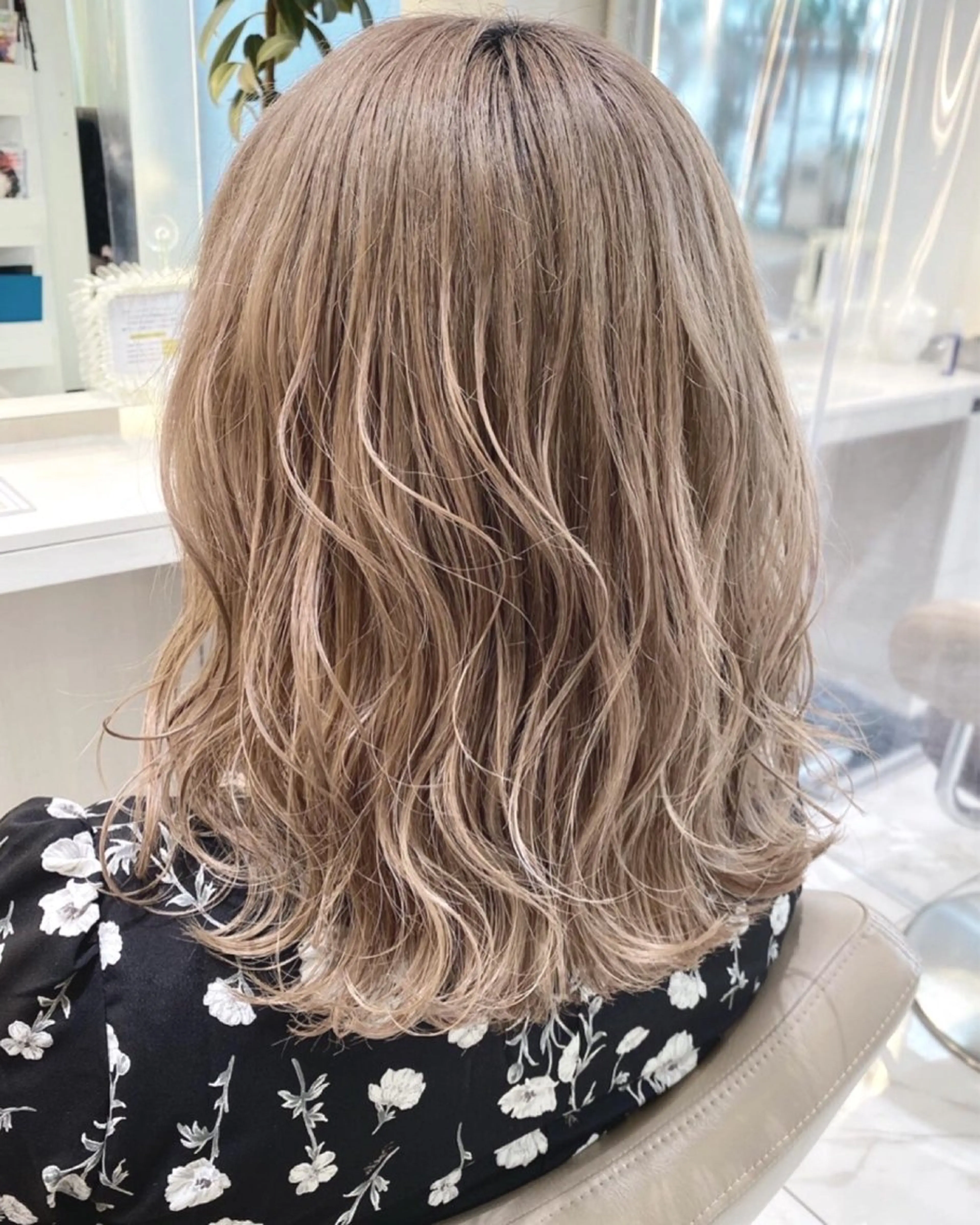 カラー ブリーチ 透明感カラー 加藤芽実カラーリスト ／ミルクティーカラーのヘアスタイル