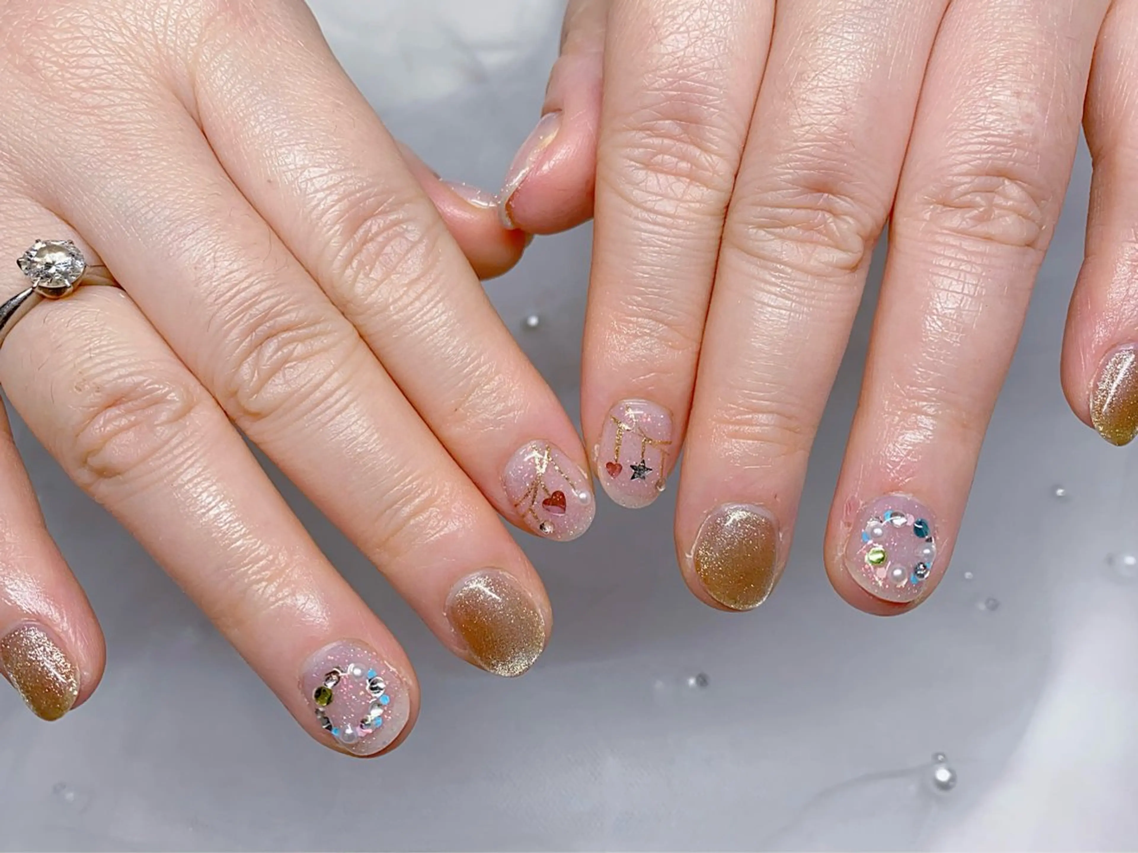 ネイル ストーンネイル 冬ネイル クリスマス ハンドネイル Jasmine nailsalon所属・ジャスミン ネイルサロンのネイルデザイン