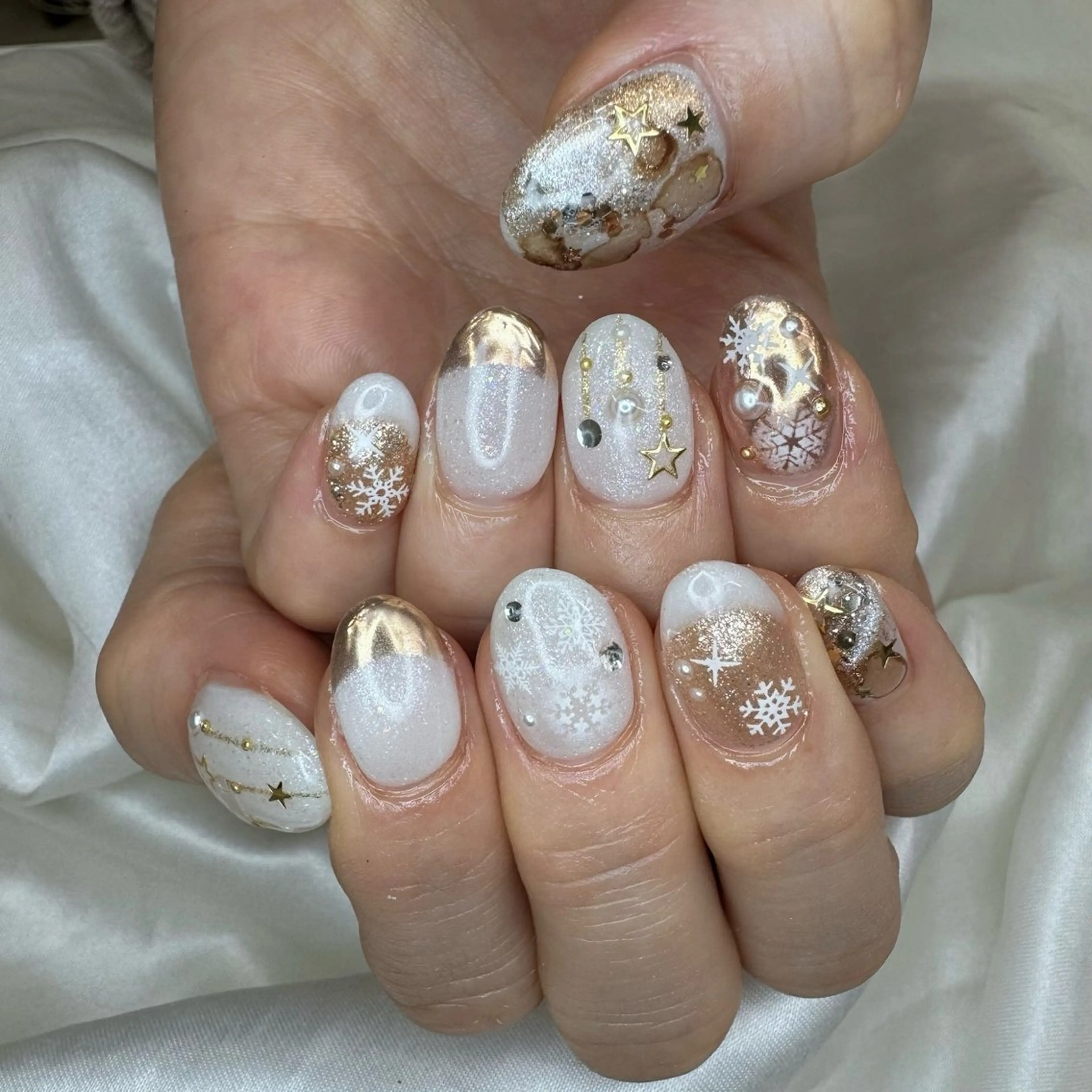 ネイル ゴールド キラキラネイル ホワイト 冬ネイル cherie nailのネイルデザイン
