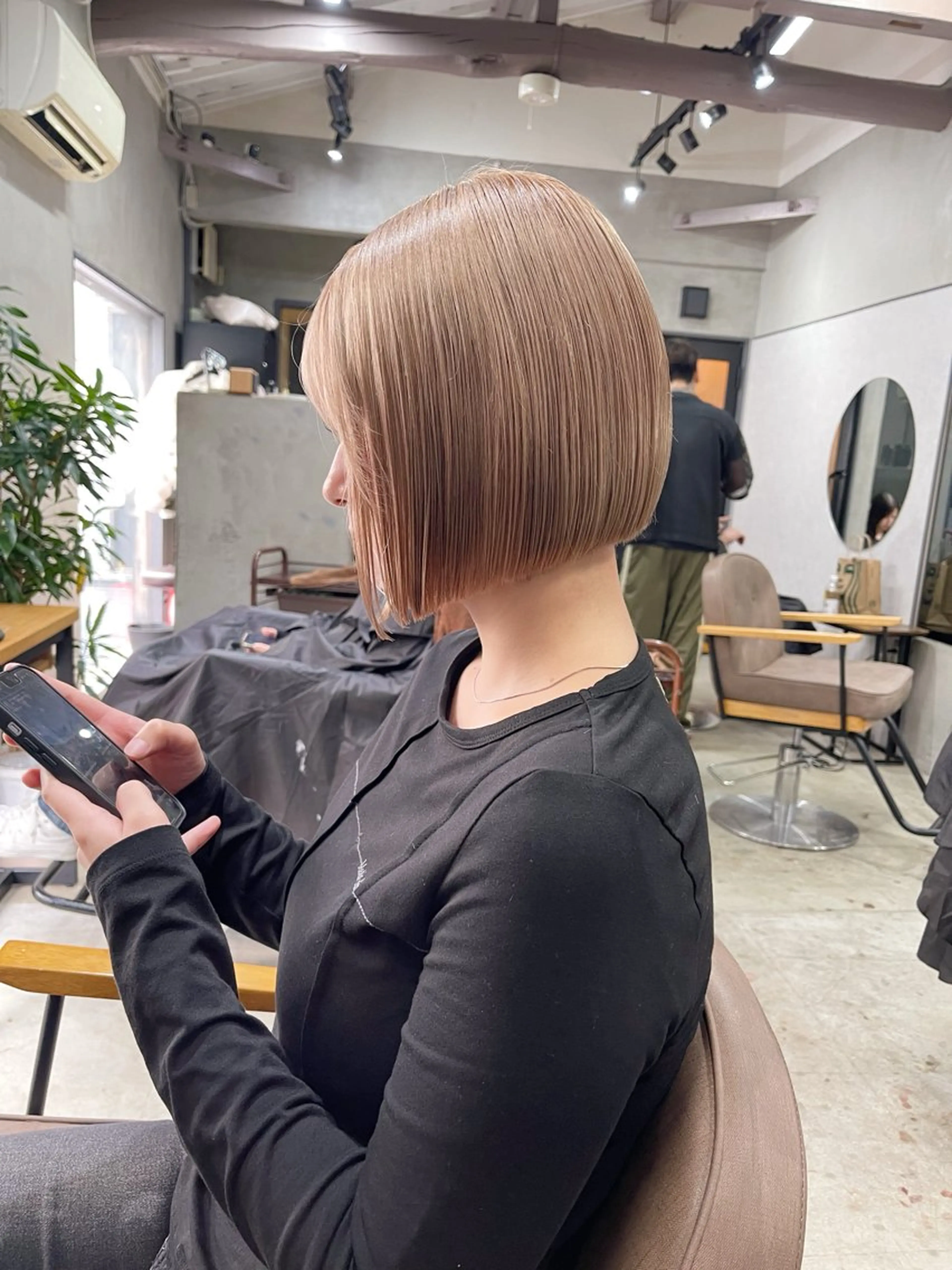 ミディアム カラー ベージュカラー ミルクティーベージュ ボブ AiM 大名　似合わせカットのヘアスタイル